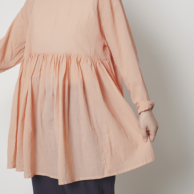 「CLASKA(クラスカ)」発のアパレルブランド「HAU(ハウ)」のtunic blouse