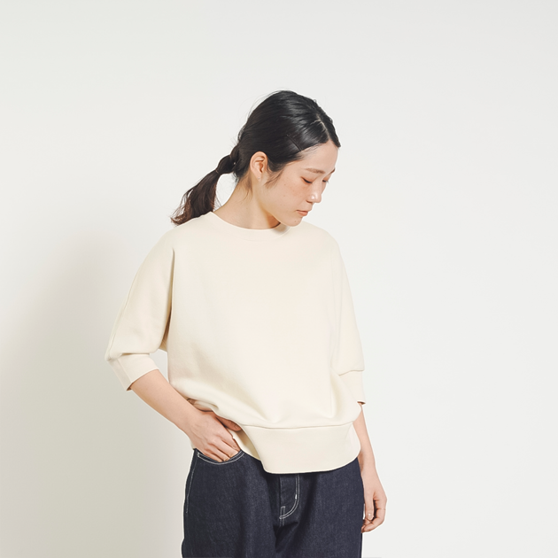 「CLASKA(クラスカ)」発のアパレルブランド「HAU(ハウ)」のスタンドカラー半袖シャツの生地