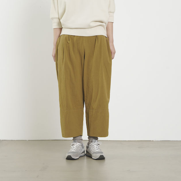 「CLASKA(クラスカ)」発のアパレルブランド「HAU(ハウ)」のパンツ