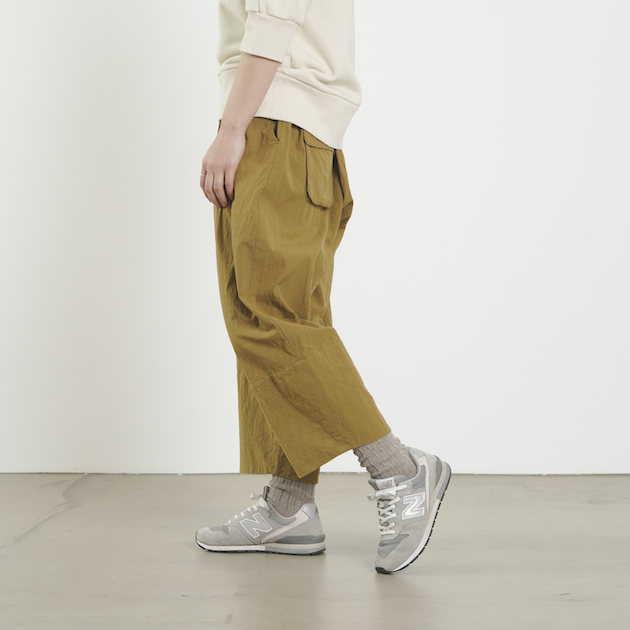 「CLASKA(クラスカ)」発のアパレルブランド「HAU(ハウ)」のパンツ