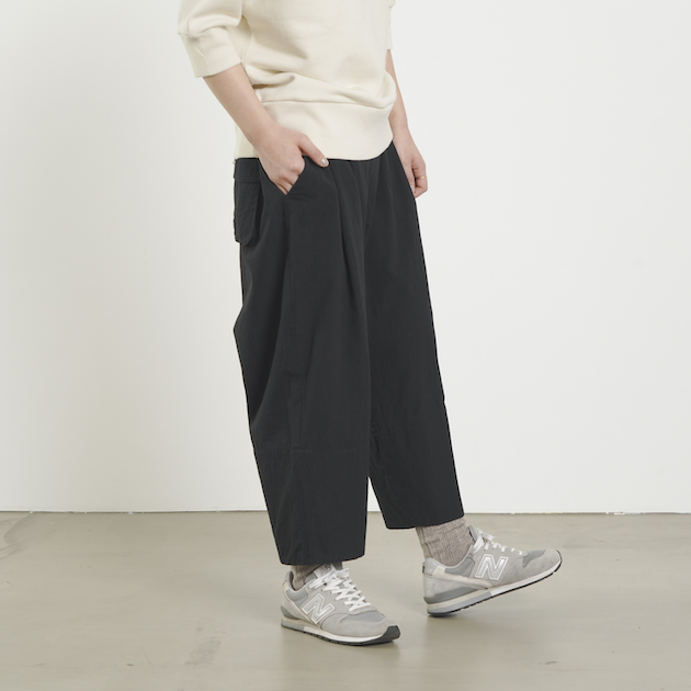 「CLASKA(クラスカ)」発のアパレルブランド「HAU(ハウ)」のパンツ