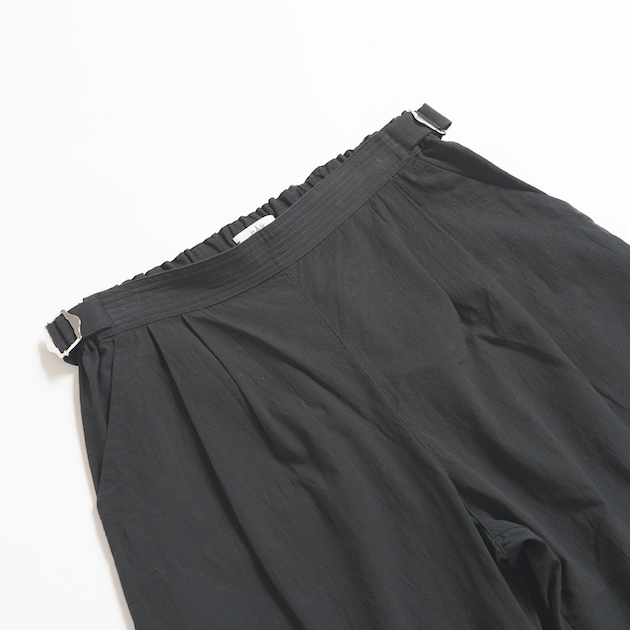 「CLASKA(クラスカ)」発のアパレルブランド「HAU(ハウ)」のパンツ