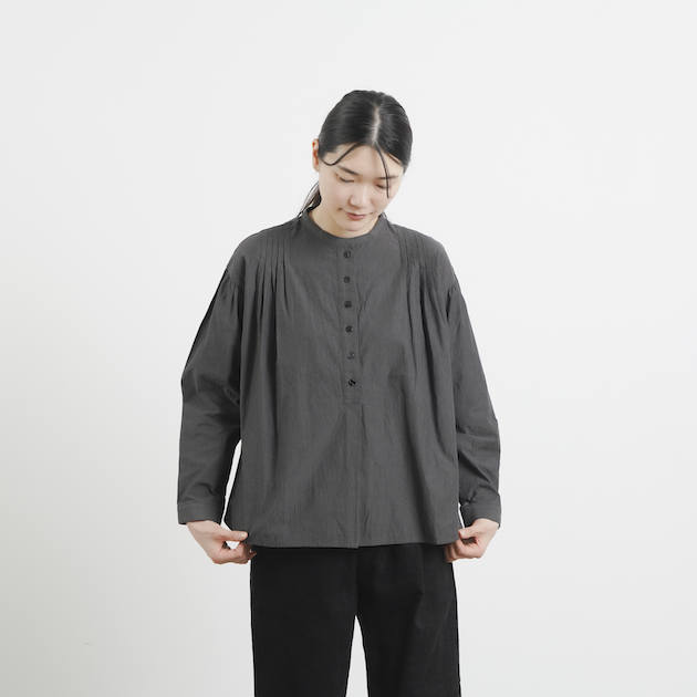 「CLASKA(クラスカ)」のコットンタックタマムシシャンブレーシャツ【ブラック】