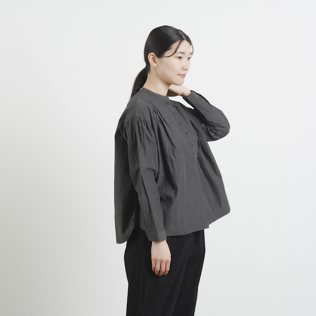 「CLASKA(クラスカ)」のコットンタックタマムシシャンブレーシャツ【ブラック】