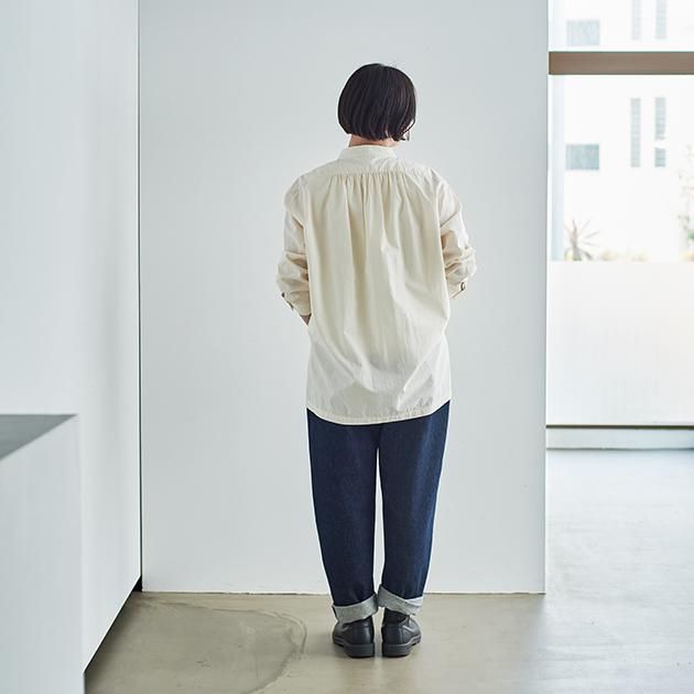 「CLASKA(クラスカ)」発のアパレルブランド「HAU(ハウ)」のスタンドカラーシャツ
