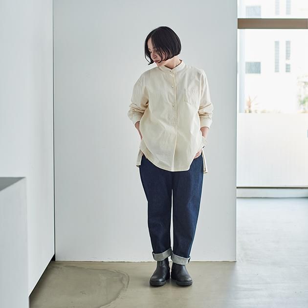 「CLASKA(クラスカ)」発のアパレルブランド「HAU(ハウ)」のスタンドカラーシャツ