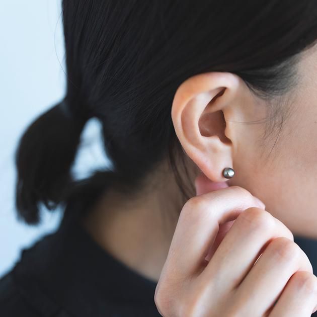 「三橋 頼子(Yoriko Mitsuhashi)」のタヒチパール 濃いグレーのピアス