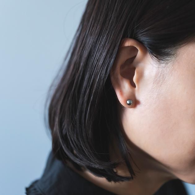 「三橋 頼子(Yoriko Mitsuhashi)」のタヒチパール 濃いグレーのピアス