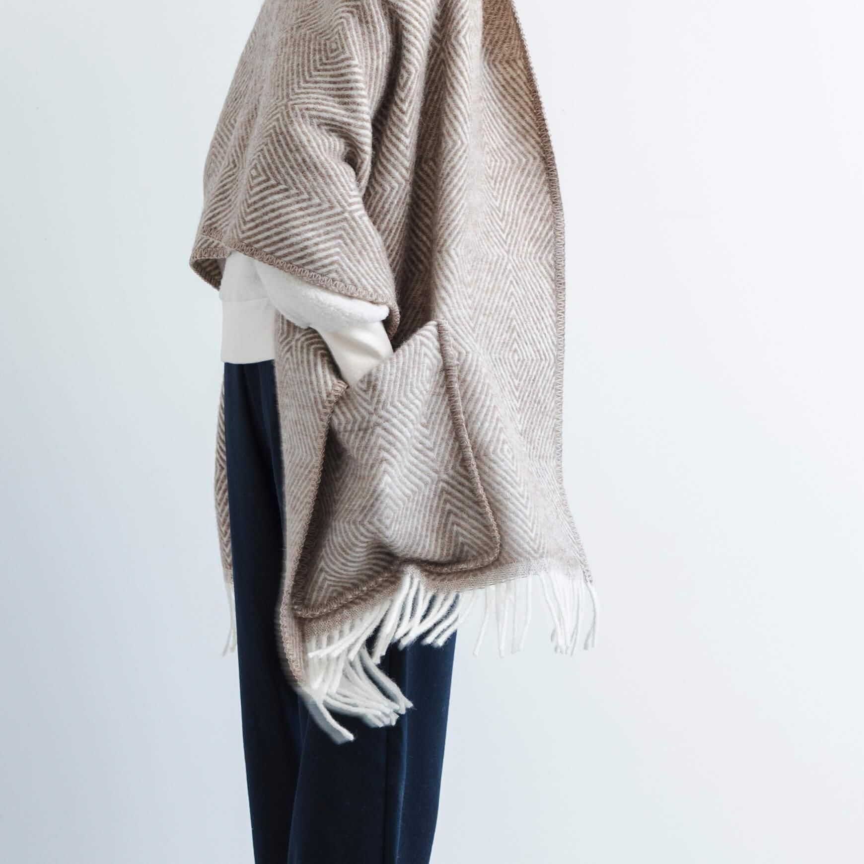 夏祭り★大判厚革★表毛フサフサ☆裏美革★カンガルーの毛皮②ラグ飾りインテリア 夏祭り☆大判厚革☆表毛フサフサ☆裏美革☆カンガルー