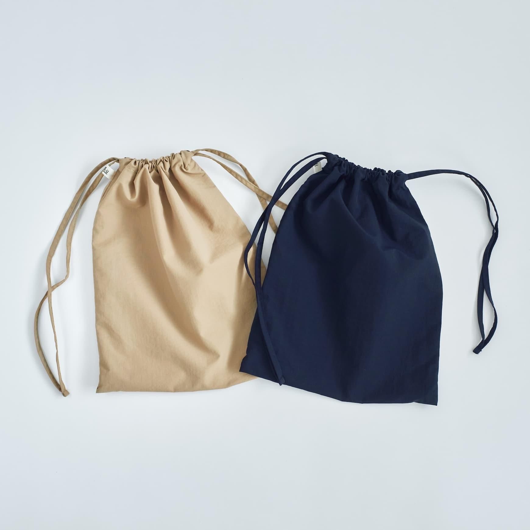 「CLASKA(クラスカ)」発のアパレルブランド「HAU(ハウ)」のraincoat & bag
