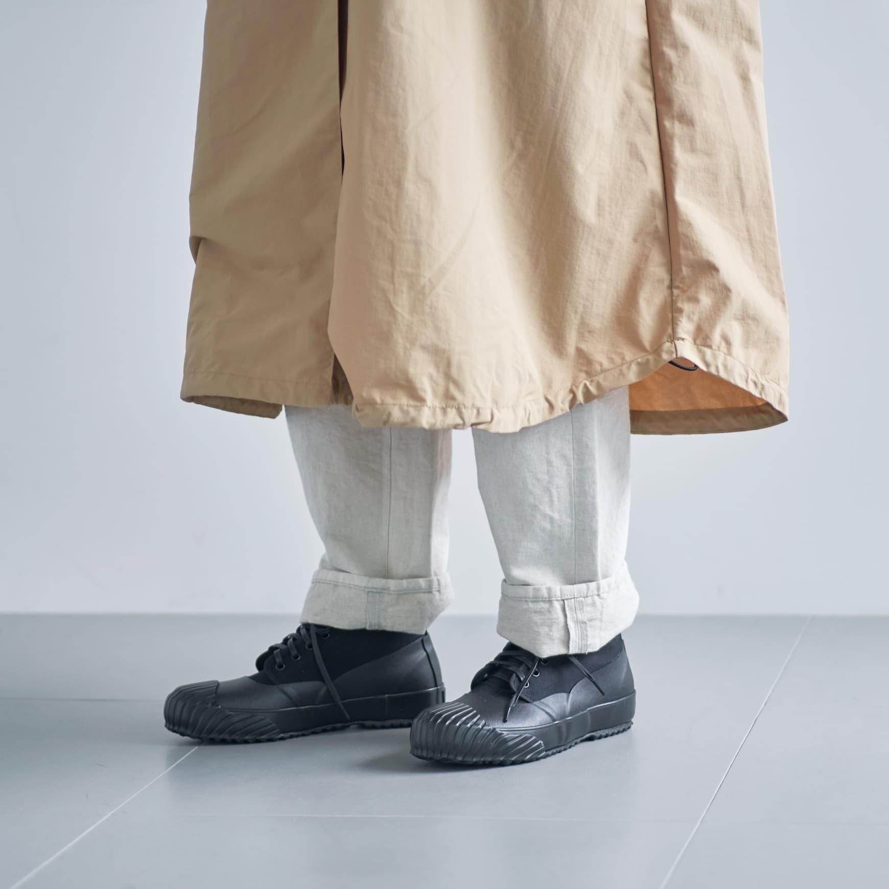 「CLASKA(クラスカ)」発のアパレルブランド「HAU(ハウ)」のraincoat & bag