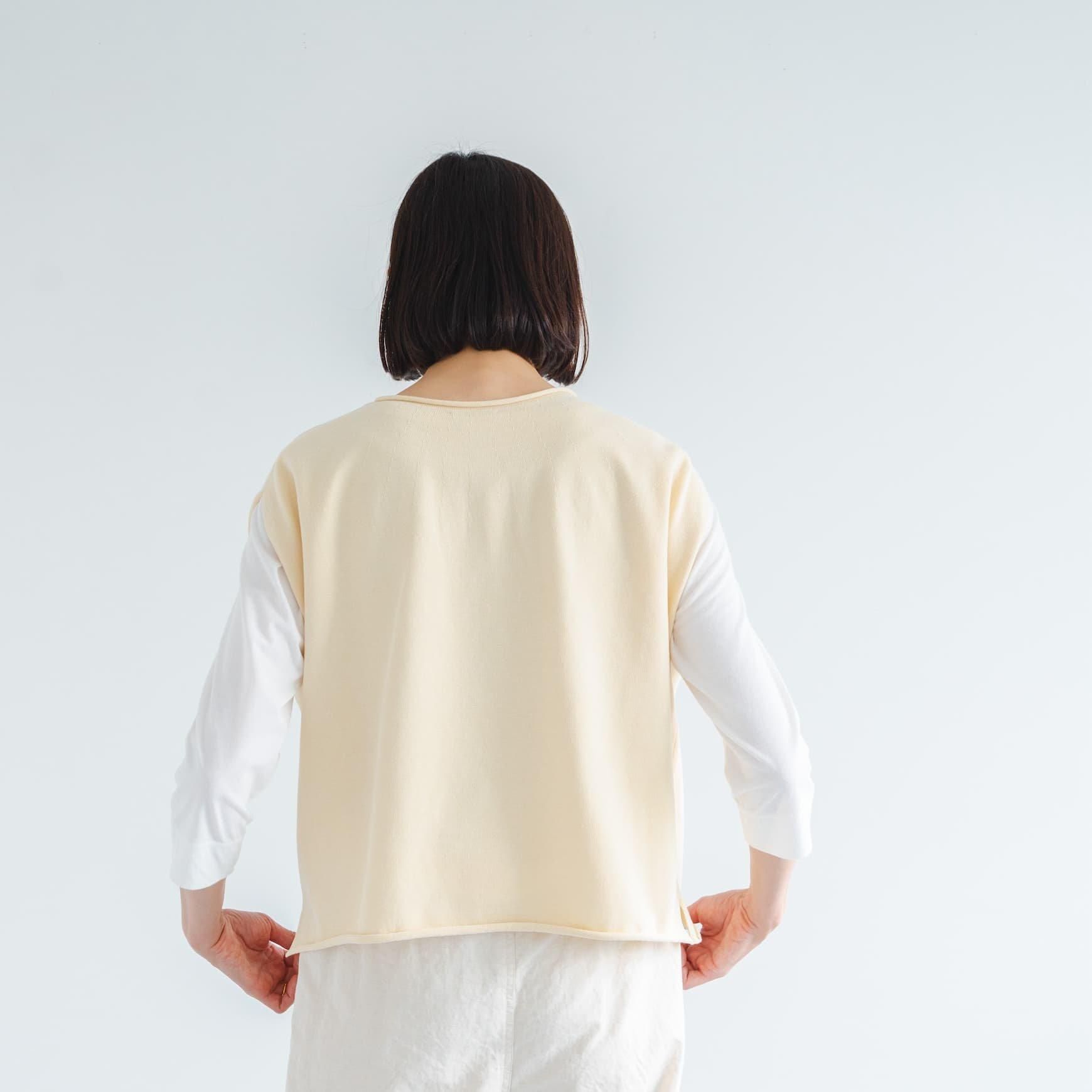 「CLASKA(クラスカ)」発のアパレルブランド「HAU(ハウ)」のsknit vest