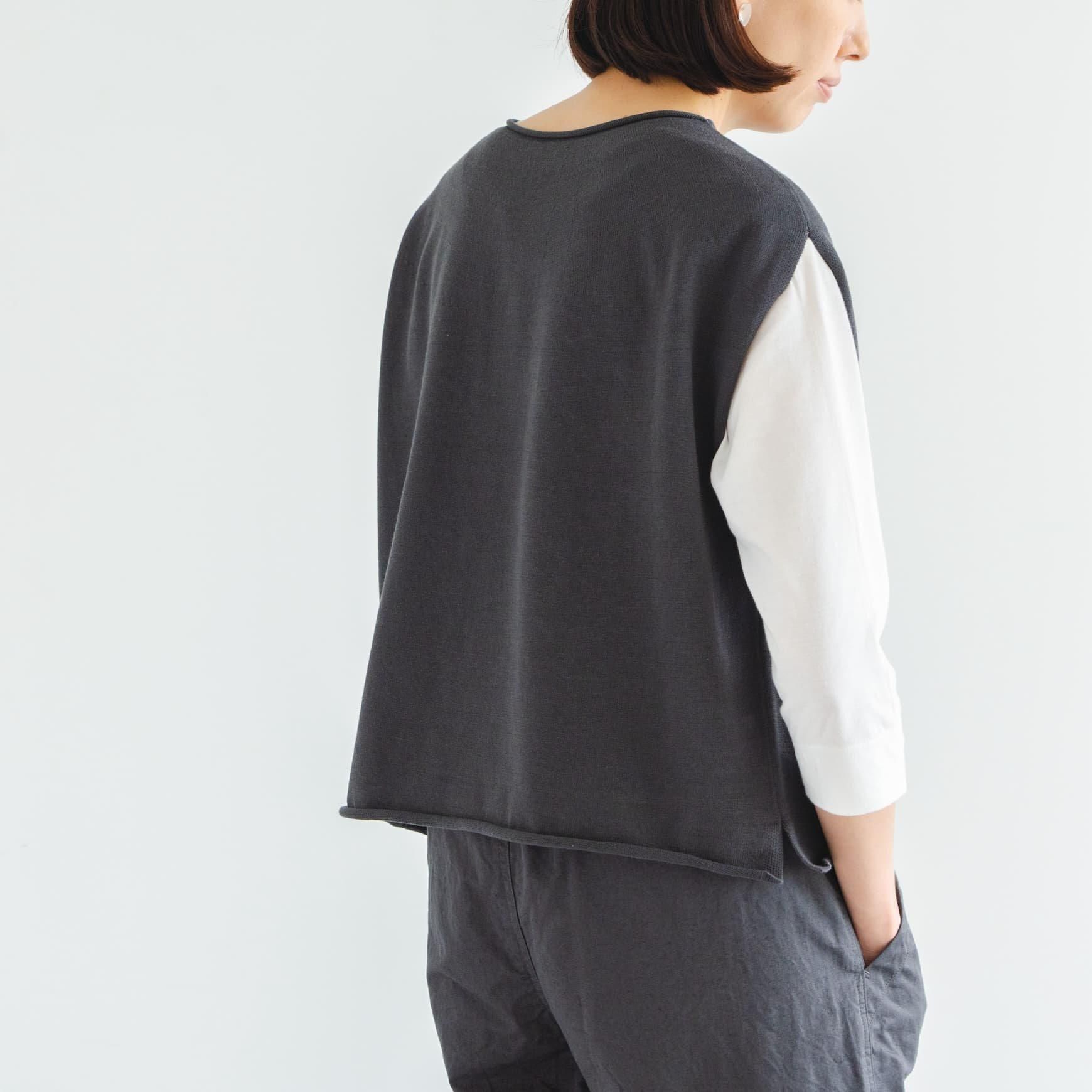 「CLASKA(クラスカ)」発のアパレルブランド「HAU(ハウ)」のsknit vest