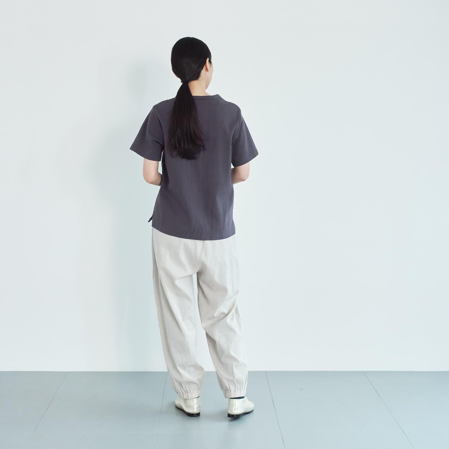 「CLASKA(クラスカ)」発のアパレルブランド「HAU(ハウ)」のtt shirts “mila”