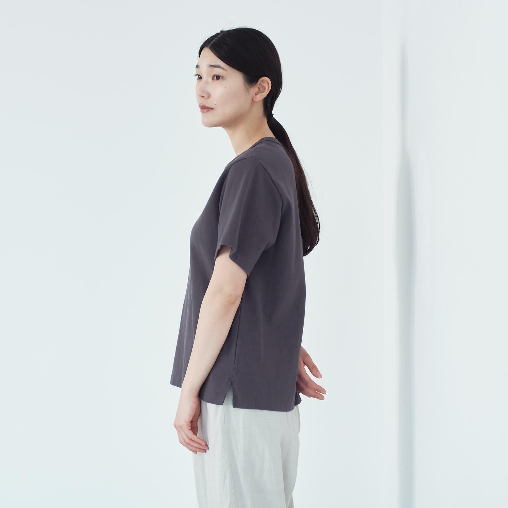 「CLASKA(クラスカ)」発のアパレルブランド「HAU(ハウ)」のtt shirts “mila”