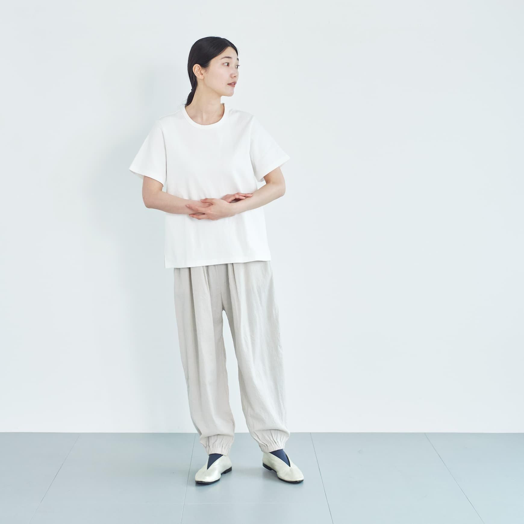 「CLASKA(クラスカ)」発のアパレルブランド「HAU(ハウ)」のtt shirts “mila”