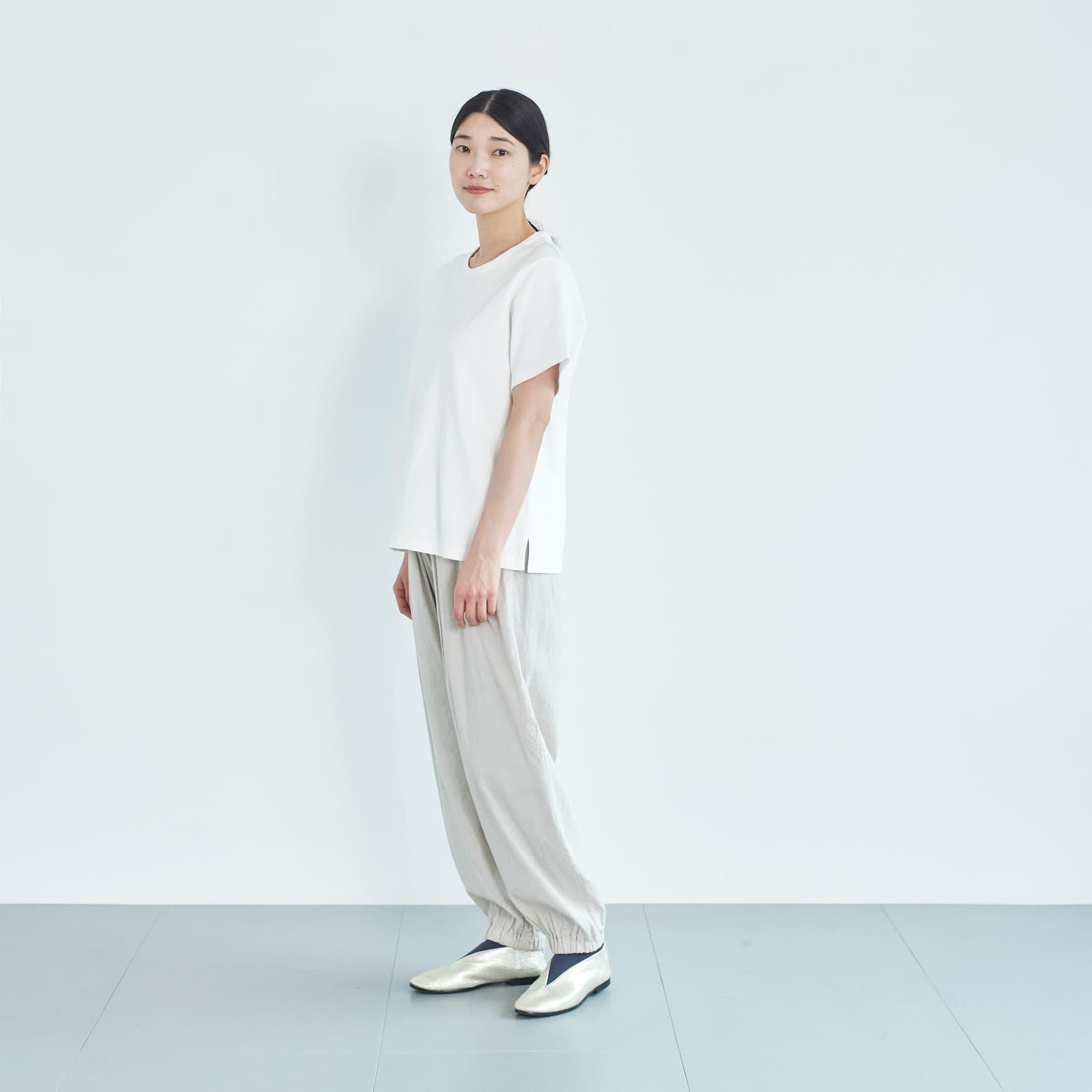 「CLASKA(クラスカ)」発のアパレルブランド「HAU(ハウ)」のtt shirts “mila”