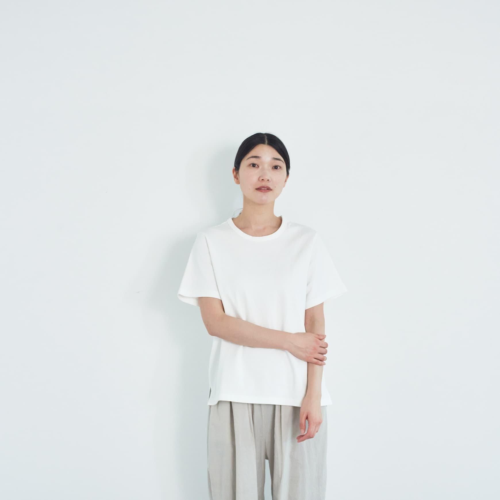 「CLASKA(クラスカ)」発のアパレルブランド「HAU(ハウ)」のtt shirts “mila”