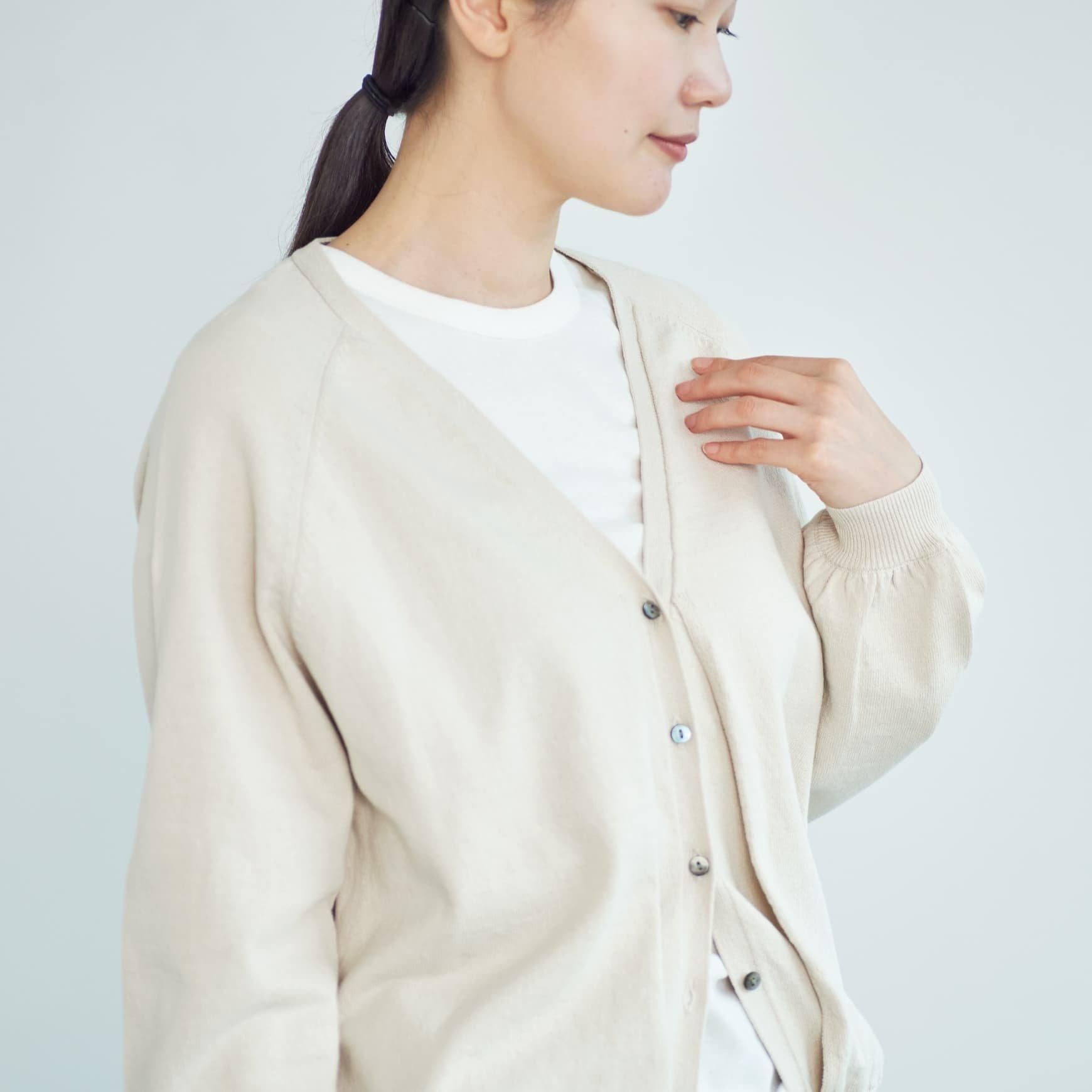 「CLASKA(クラスカ)」発のアパレルブランド「HAU(ハウ)」のknit cardigan