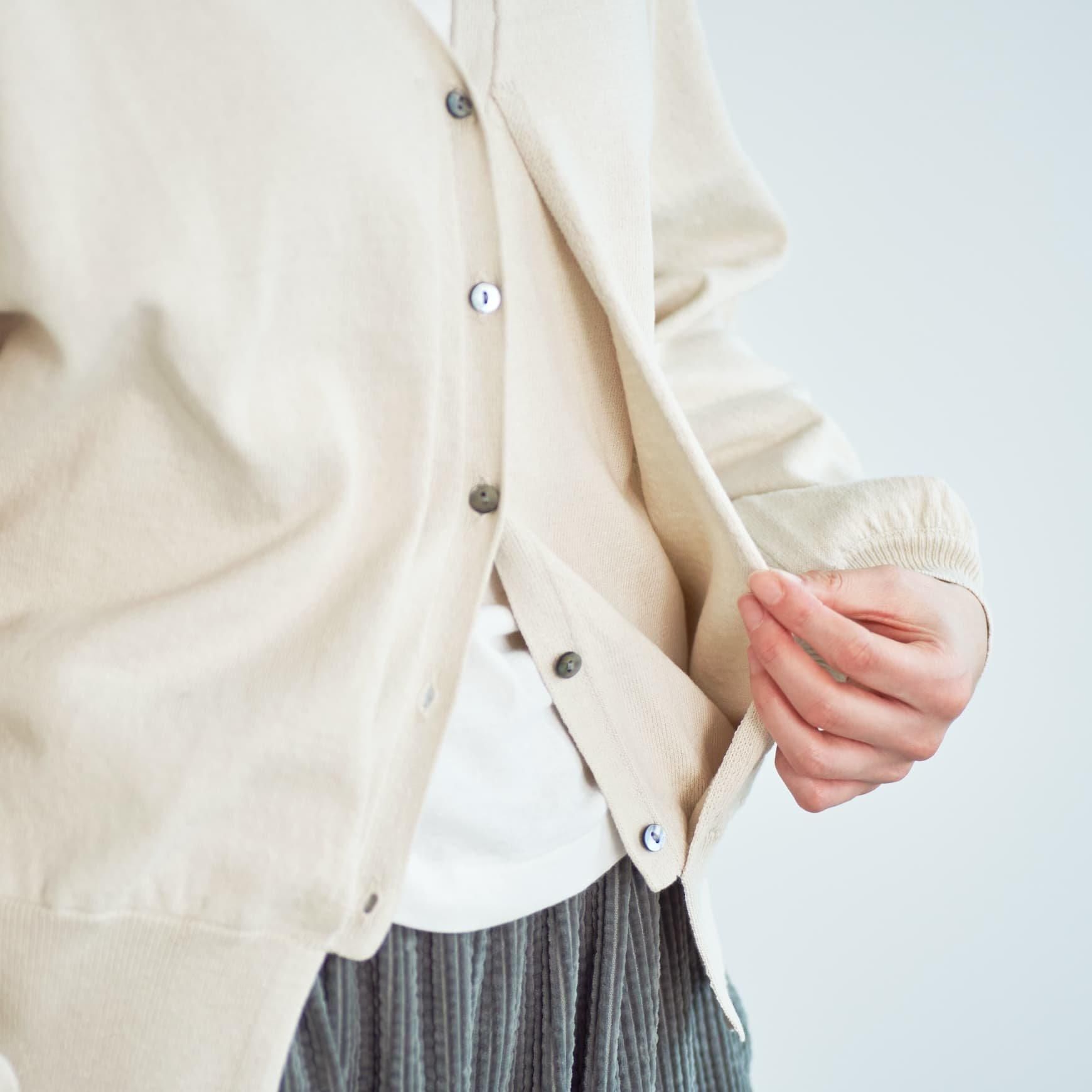 「CLASKA(クラスカ)」発のアパレルブランド「HAU(ハウ)」のknit cardigan