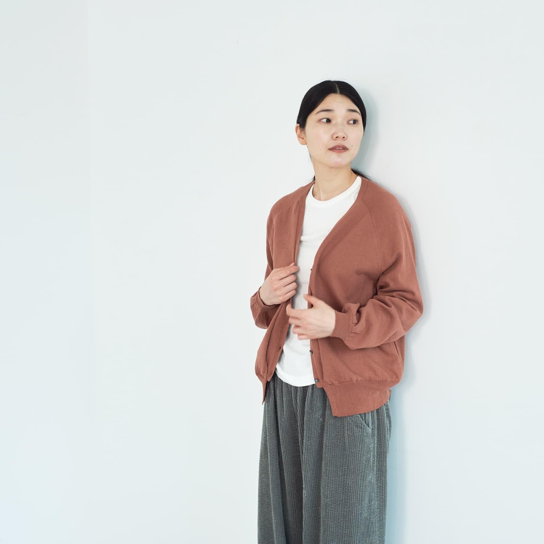 「CLASKA(クラスカ)」発のアパレルブランド「HAU(ハウ)」のknit cardigan
