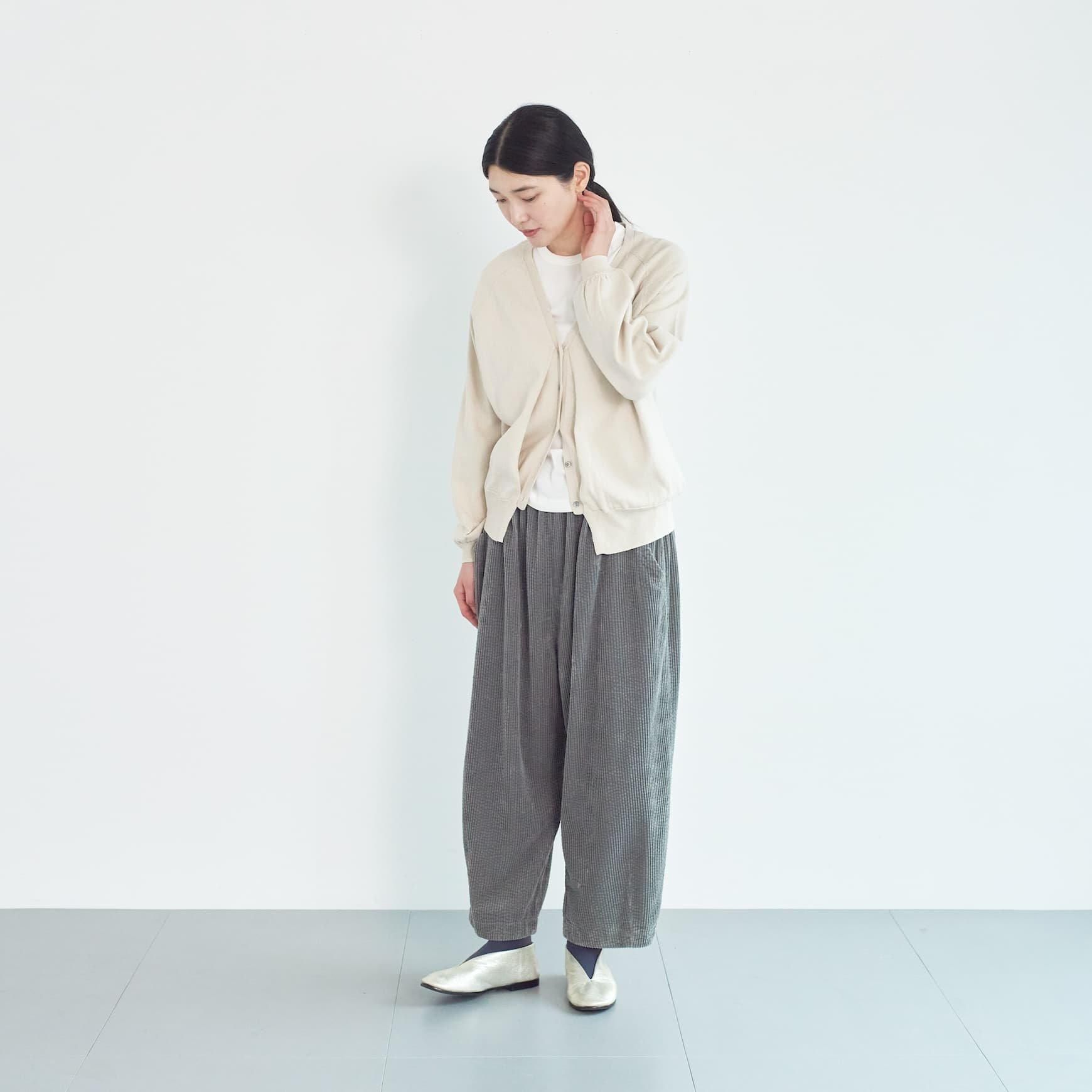 「CLASKA(クラスカ)」発のアパレルブランド「HAU(ハウ)」のknit cardigan