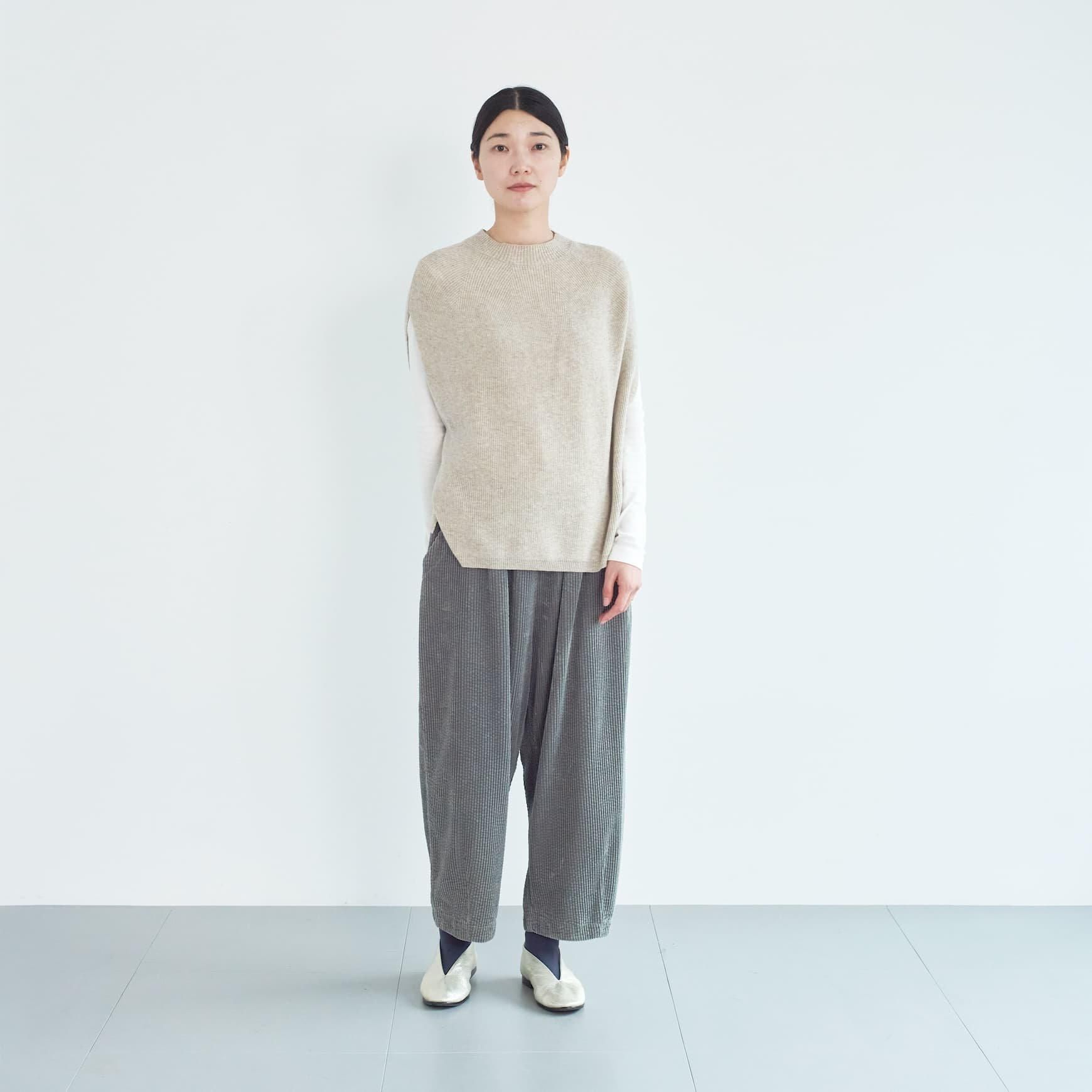 「CLASKA(クラスカ)」発のアパレルブランド「HAU(ハウ)」のknit vest