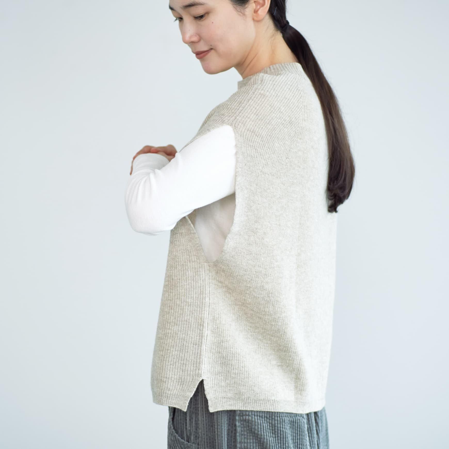「CLASKA(クラスカ)」発のアパレルブランド「HAU(ハウ)」のknit vest