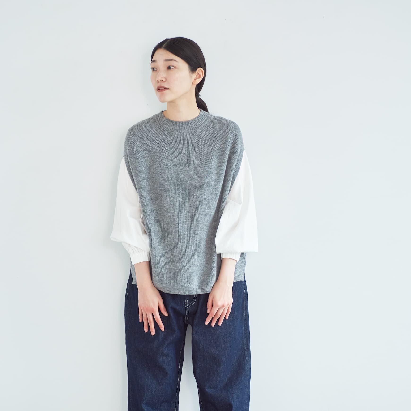 「CLASKA(クラスカ)」発のアパレルブランド「HAU(ハウ)」のknit vest