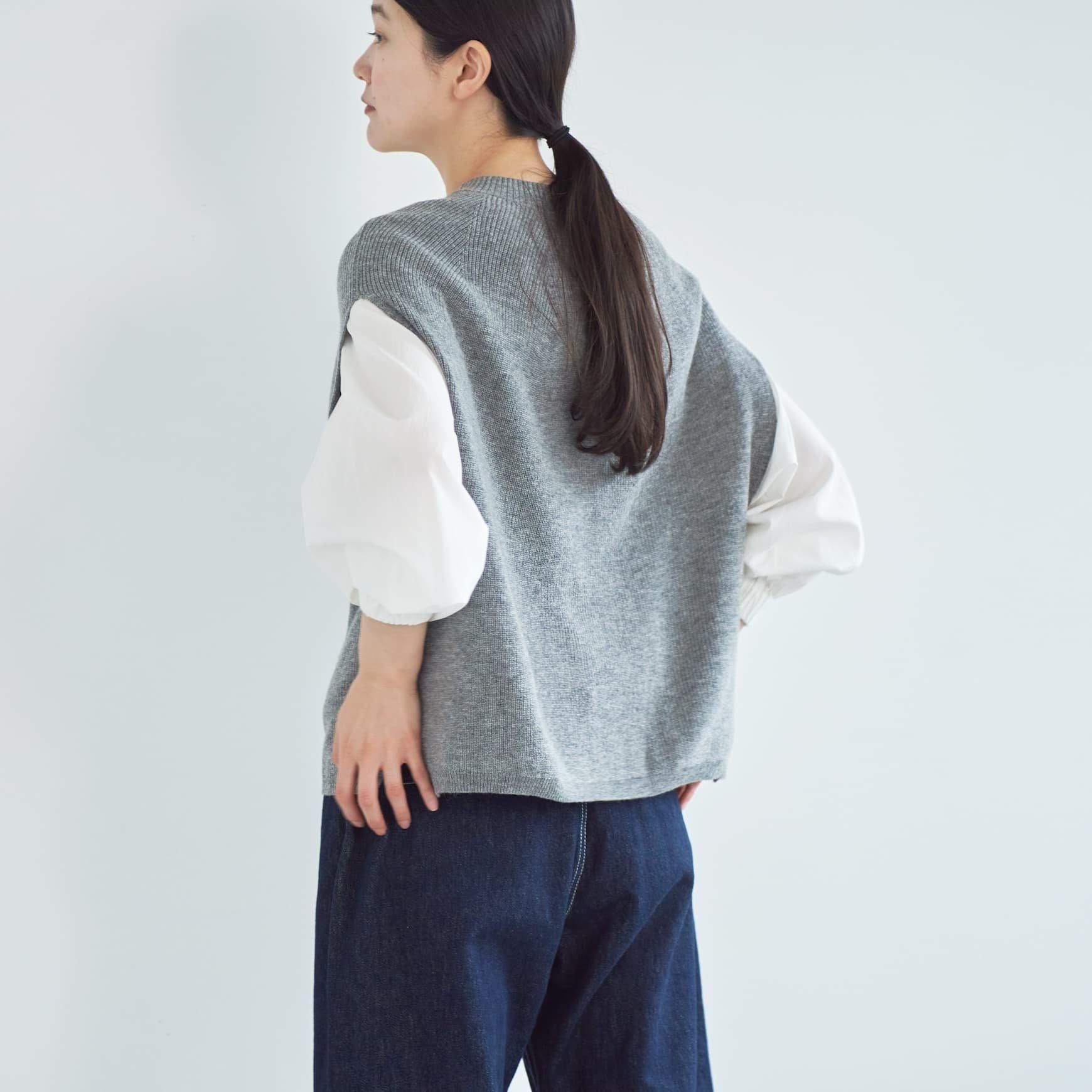 「CLASKA(クラスカ)」発のアパレルブランド「HAU(ハウ)」のknit vest