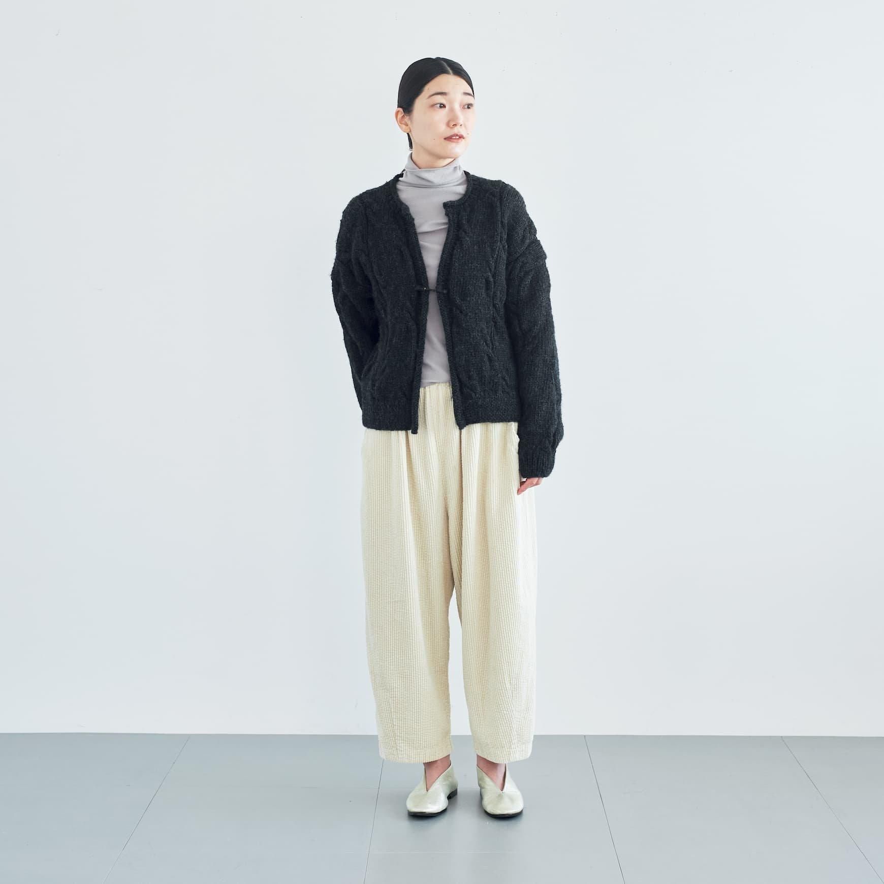 「CLASKA(クラスカ)」発のアパレルブランド「HAU(ハウ)」のhand knit cardigan