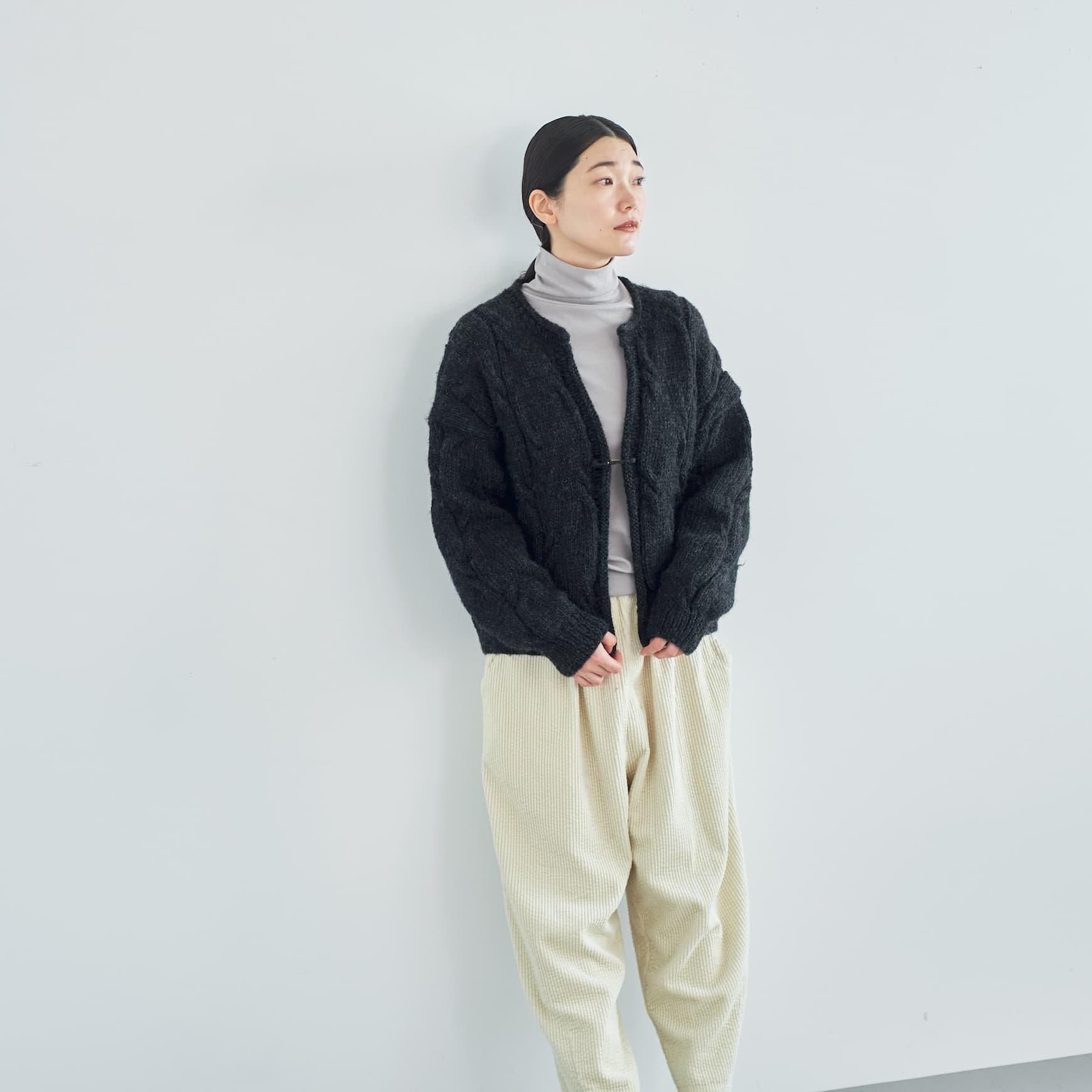 「CLASKA(クラスカ)」発のアパレルブランド「HAU(ハウ)」のhand knit cardigan