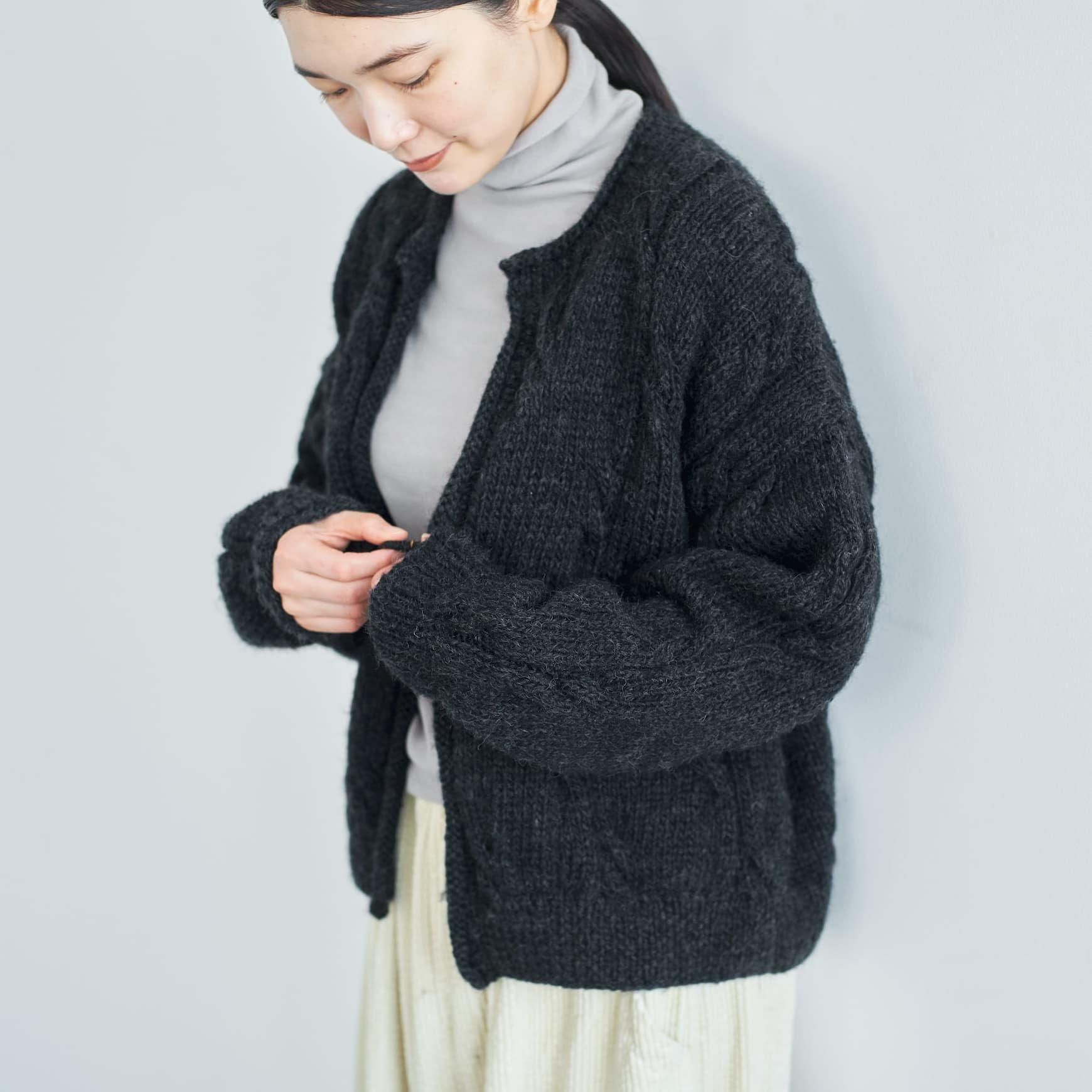 「CLASKA(クラスカ)」発のアパレルブランド「HAU(ハウ)」のhand knit cardigan