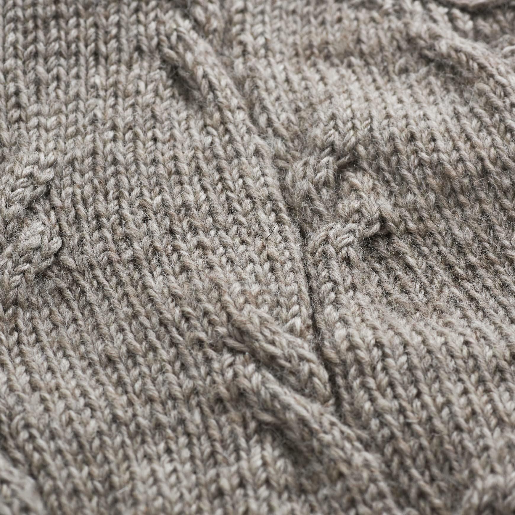 「CLASKA(クラスカ)」発のアパレルブランド「HAU(ハウ)」のhand knit cardigan