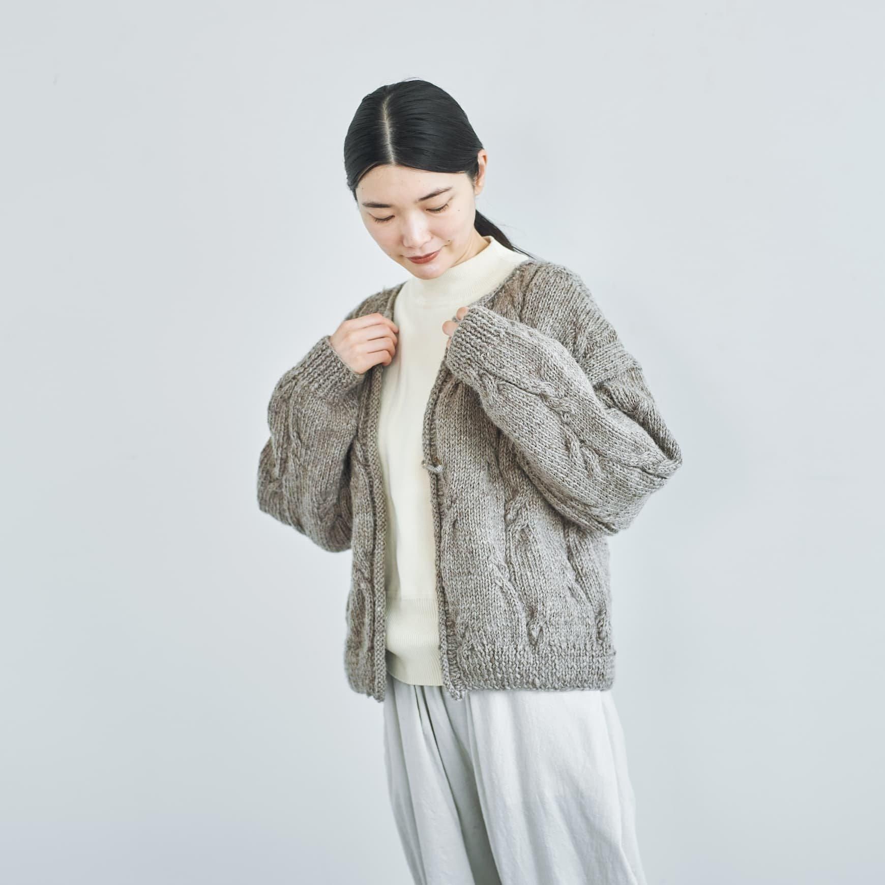 「CLASKA(クラスカ)」発のアパレルブランド「HAU(ハウ)」のhand knit cardigan
