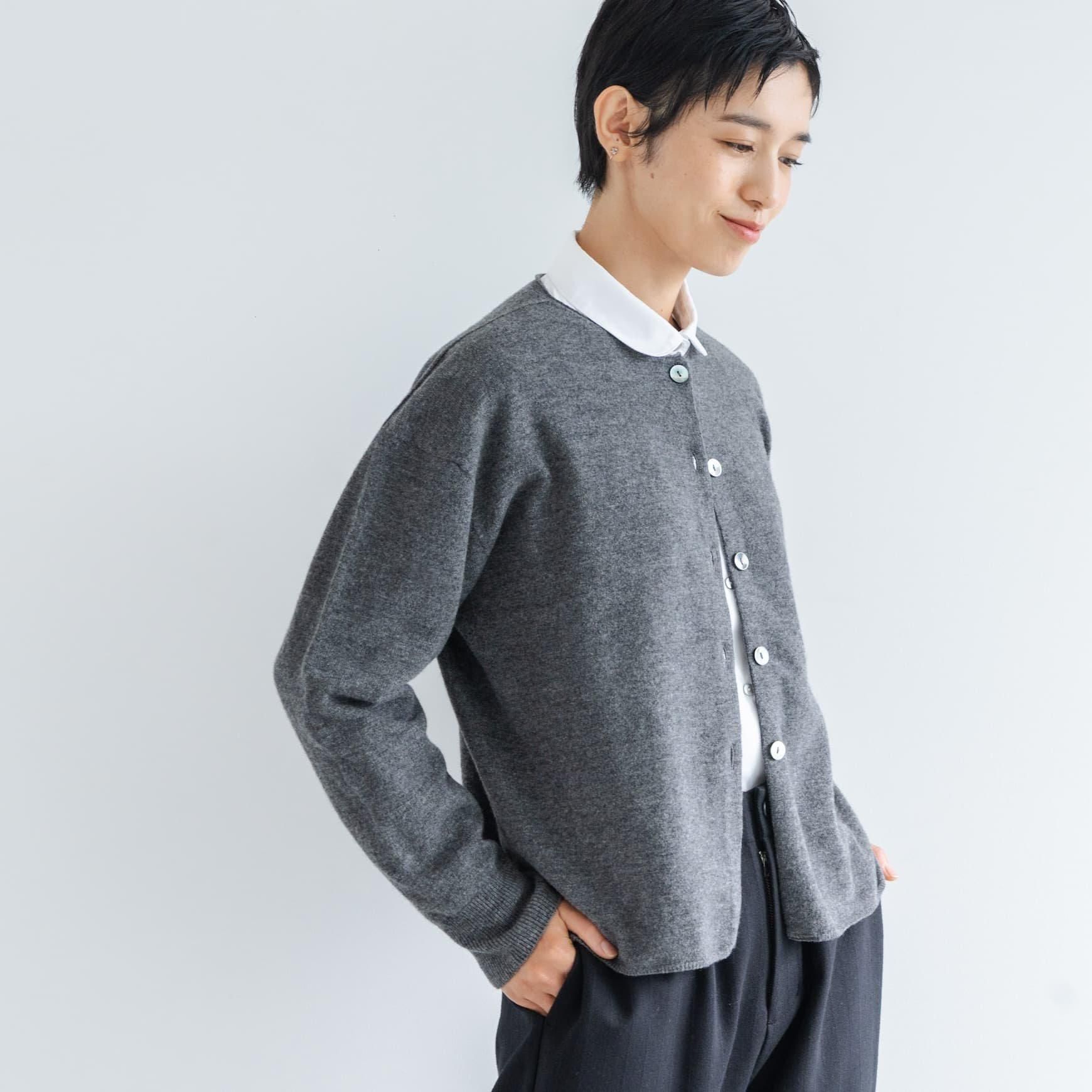 「CLASKA(クラスカ)」のラムウール×カシミヤポケットカーディガン