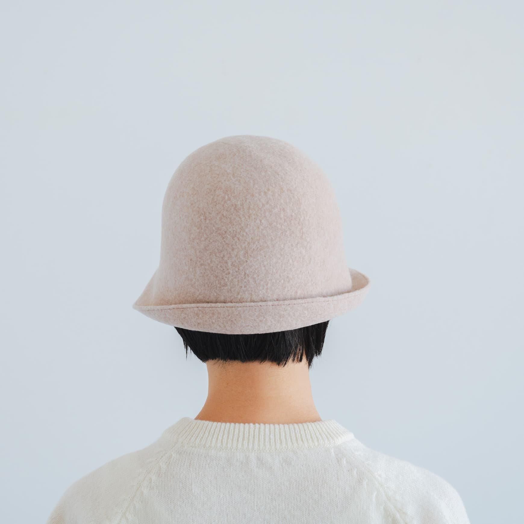 「mature ha.(マチュアーハ)」の帽子「 MKF-24130 bell hat lamb / ベージュ」
