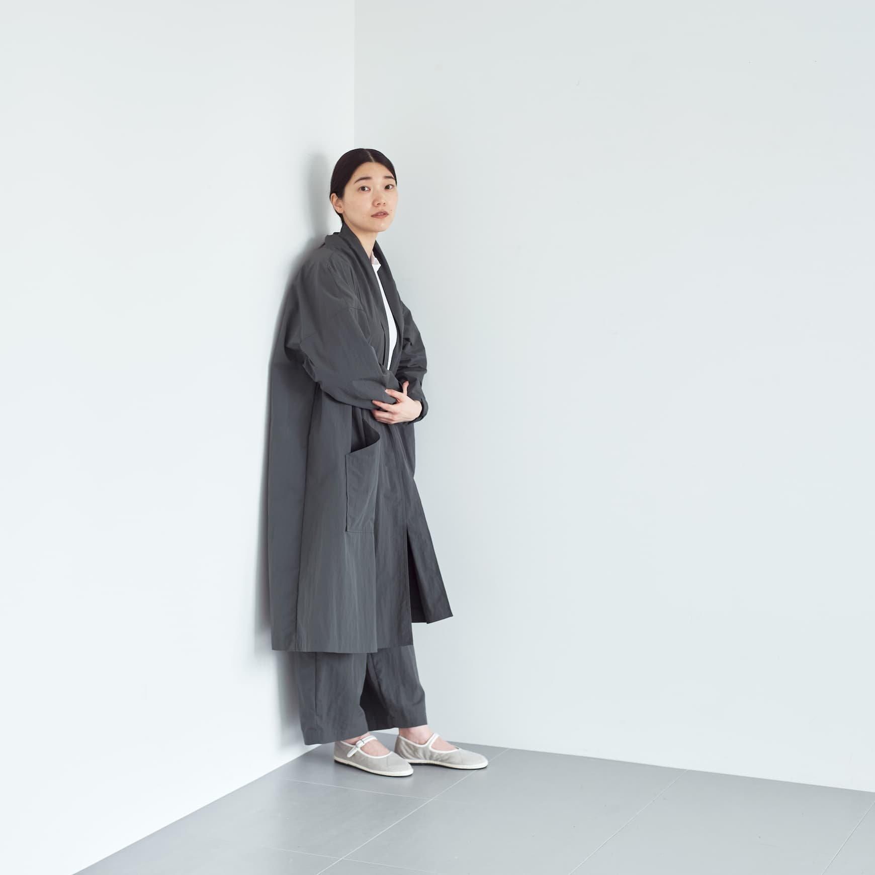 「CLASKA(クラスカ)」発のアパレルブランド「ata(アタ)」の robe 1. / チャコール