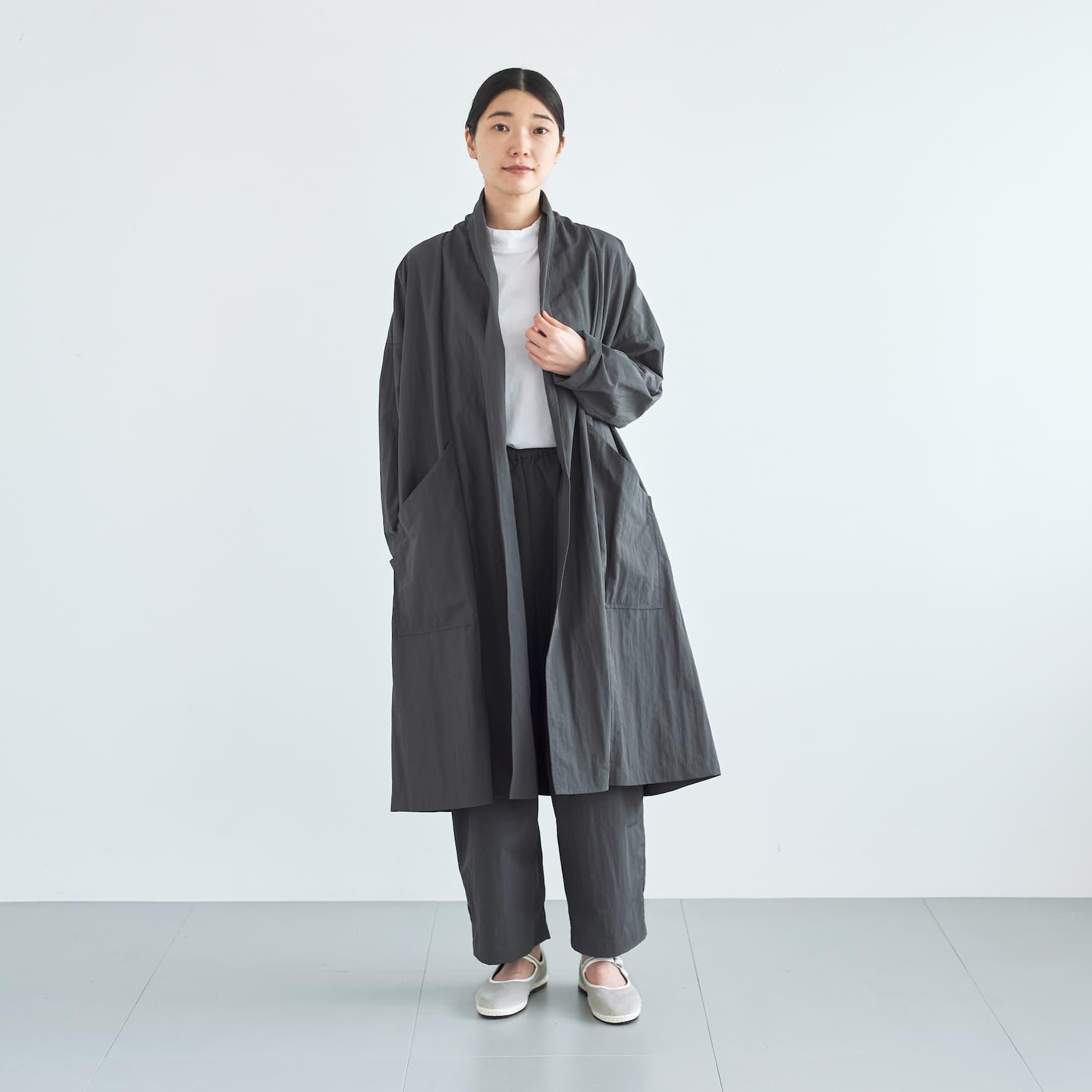 「CLASKA(クラスカ)」発のアパレルブランド「ata(アタ)」の robe 1. / チャコール