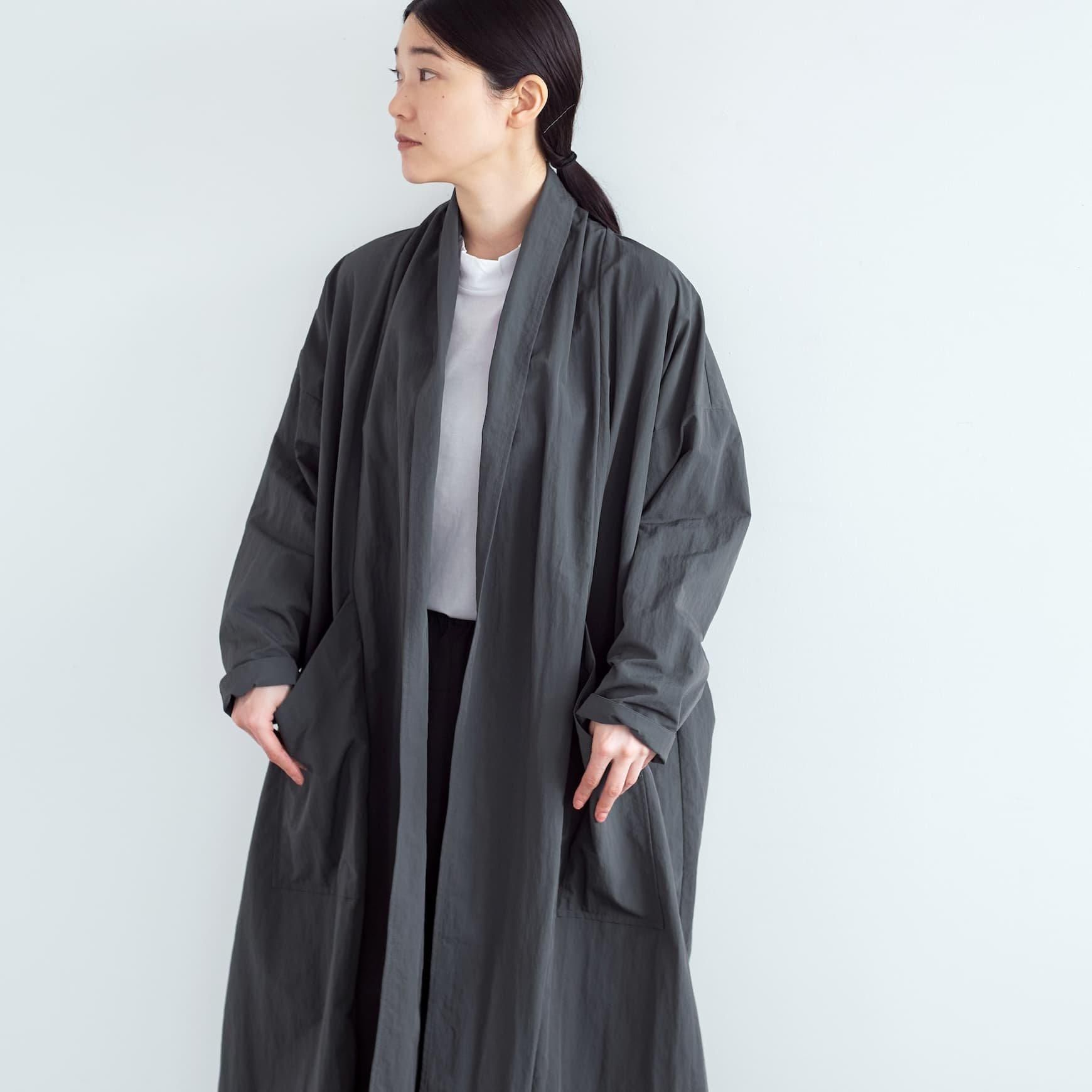 「CLASKA(クラスカ)」発のアパレルブランド「ata(アタ)」の robe 1. / チャコール