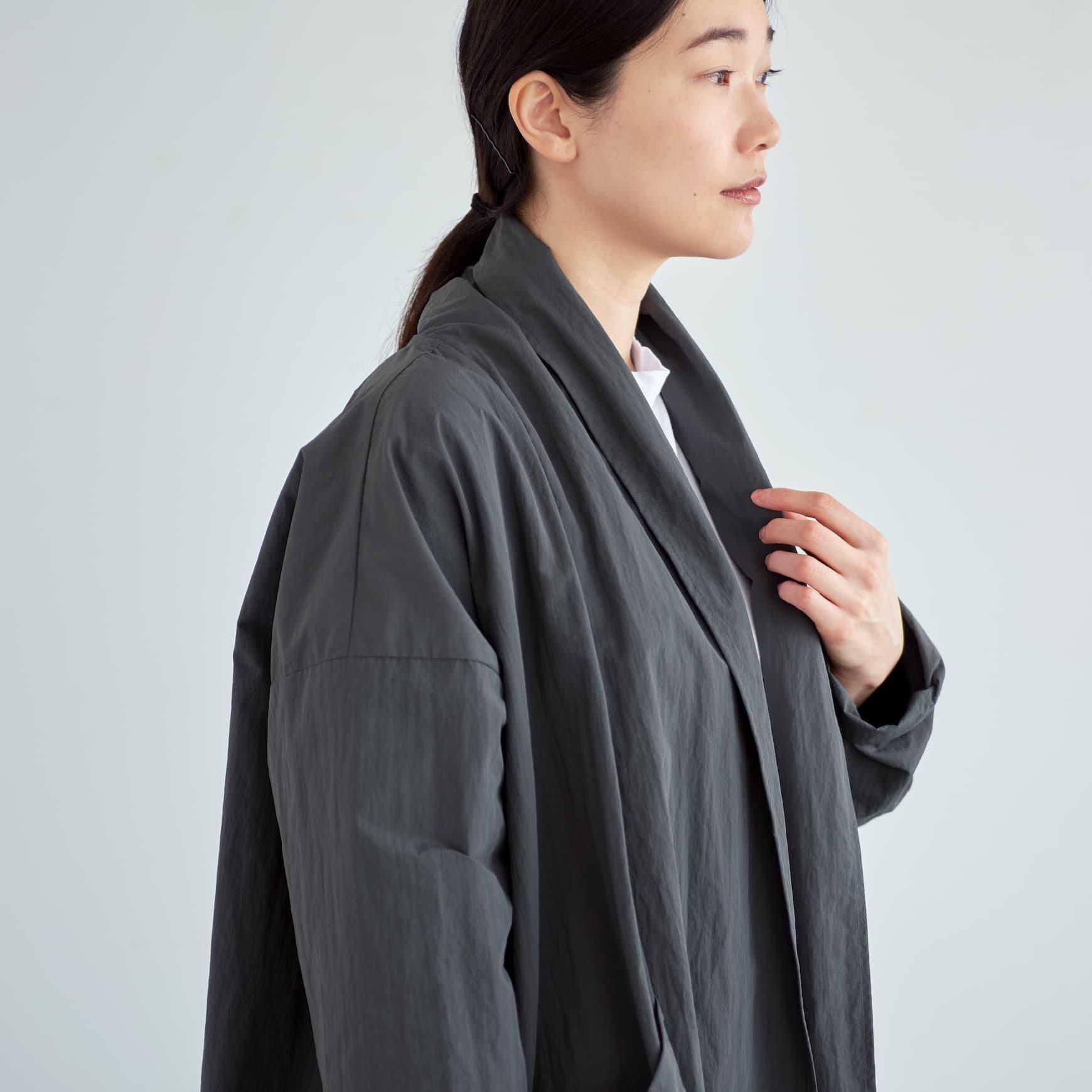 「CLASKA(クラスカ)」発のアパレルブランド「ata(アタ)」の robe 1. / チャコール