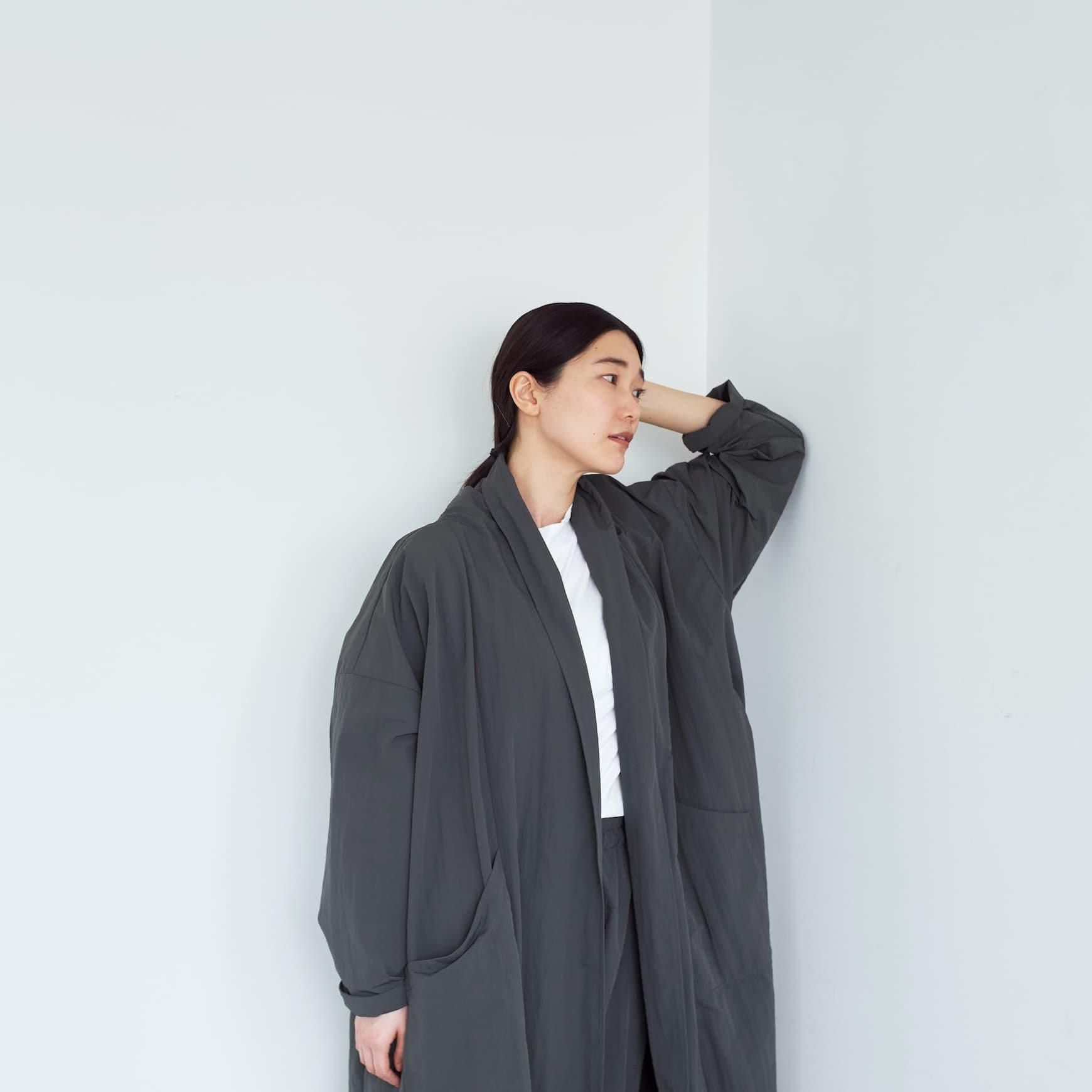 「CLASKA(クラスカ)」発のアパレルブランド「ata(アタ)」の robe 1. / チャコール