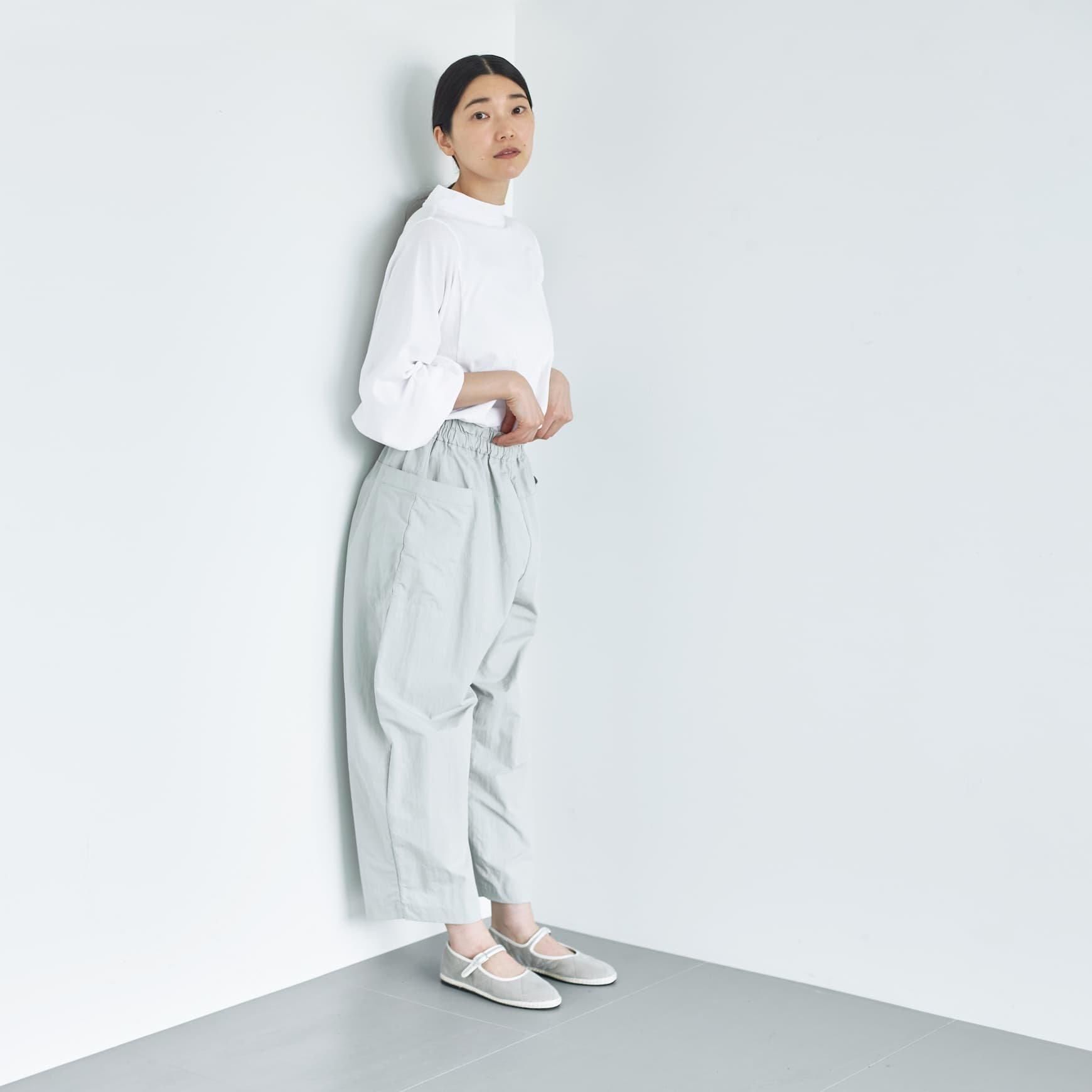 「CLASKA(クラスカ)」発のアパレルブランド「ata(アタ)」の pants 1. / ライトグレー