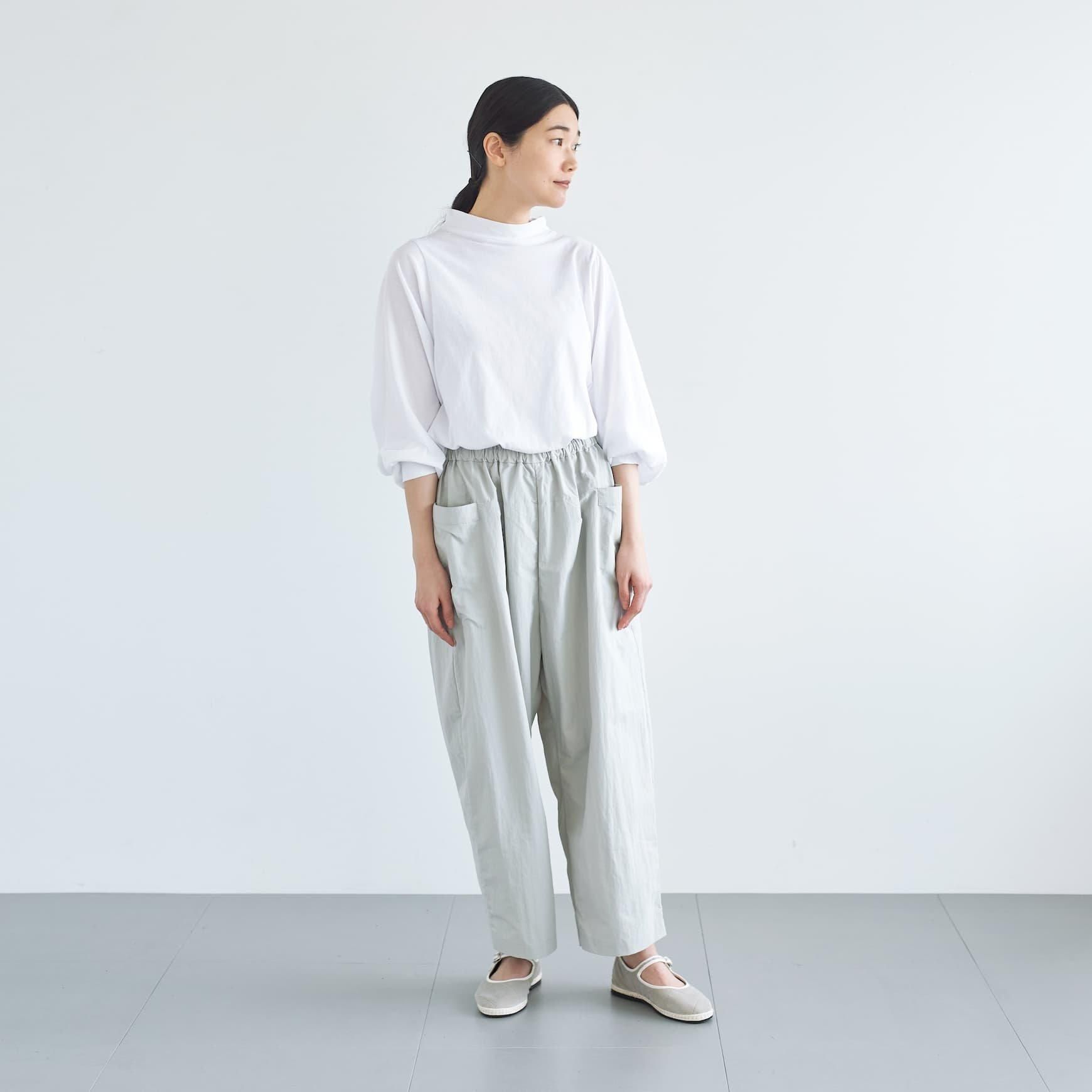 「CLASKA(クラスカ)」発のアパレルブランド「ata(アタ)」の pants 1. / ライトグレー