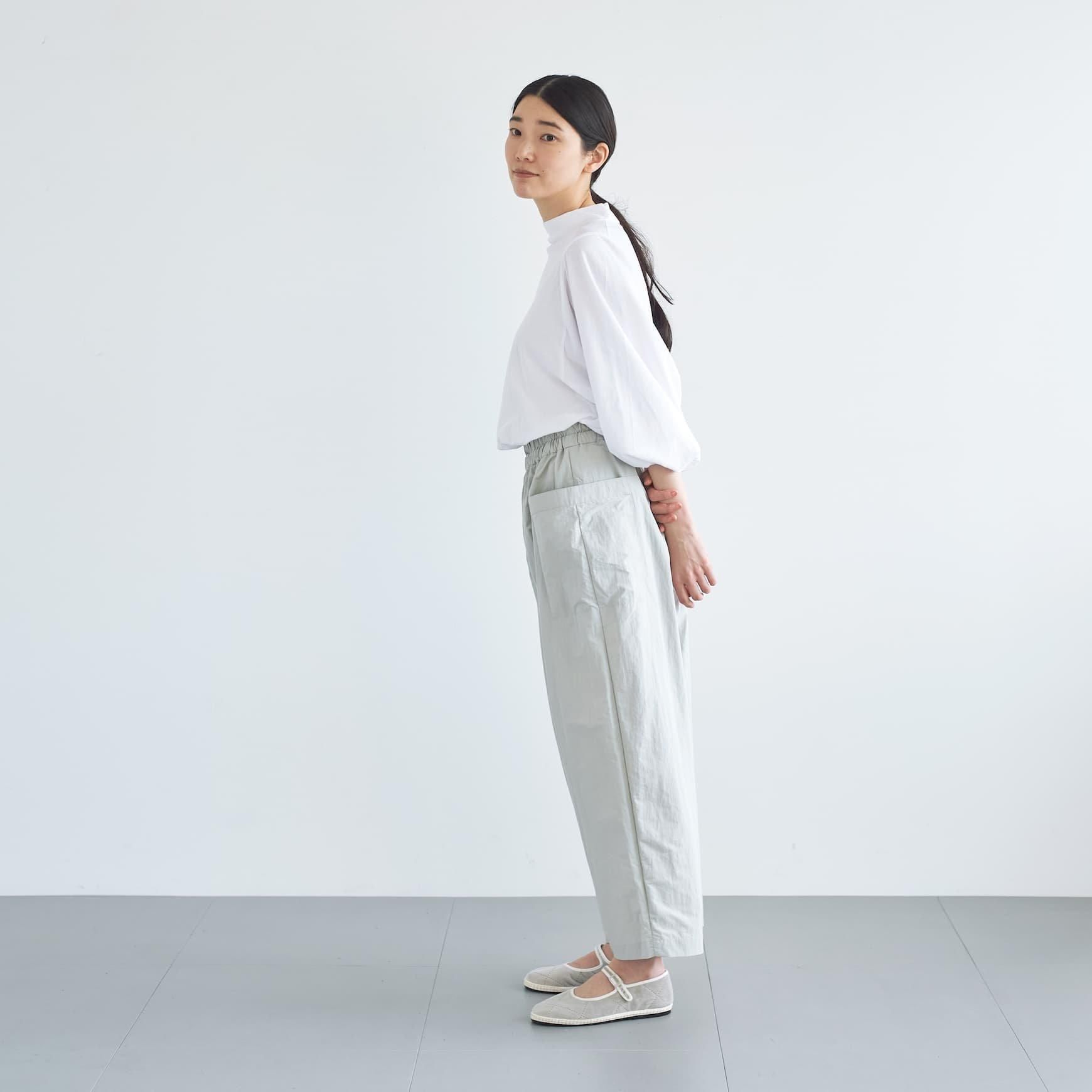 「CLASKA(クラスカ)」発のアパレルブランド「ata(アタ)」の pants 1. / ライトグレー