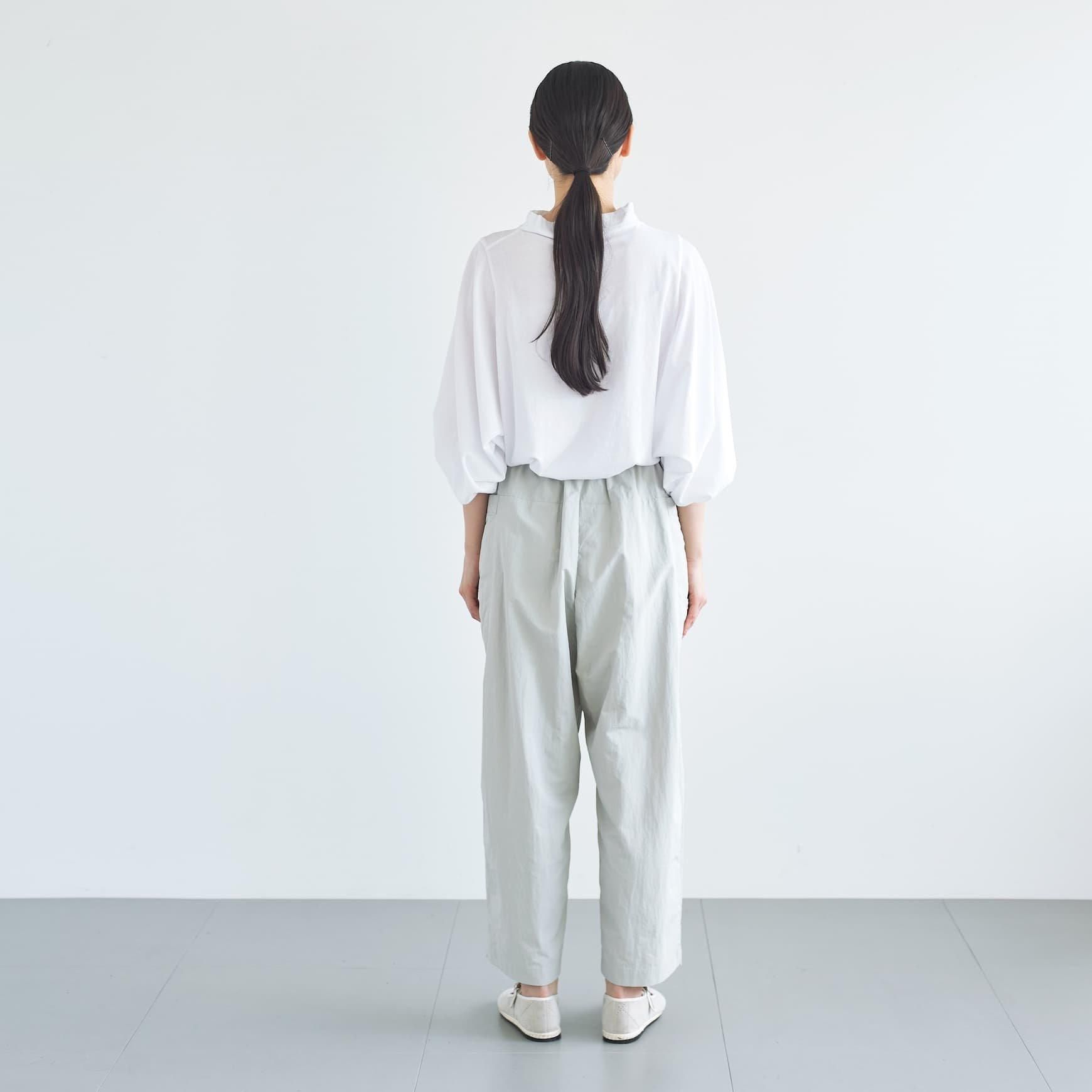 「CLASKA(クラスカ)」発のアパレルブランド「ata(アタ)」の pants 1. / ライトグレー