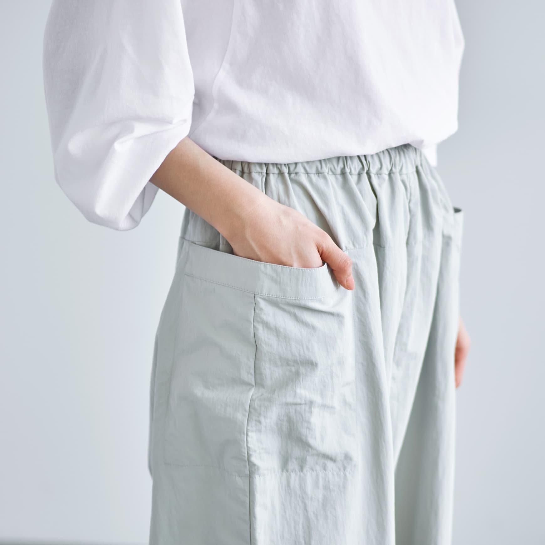 「CLASKA(クラスカ)」発のアパレルブランド「ata(アタ)」の pants 1. / ライトグレー