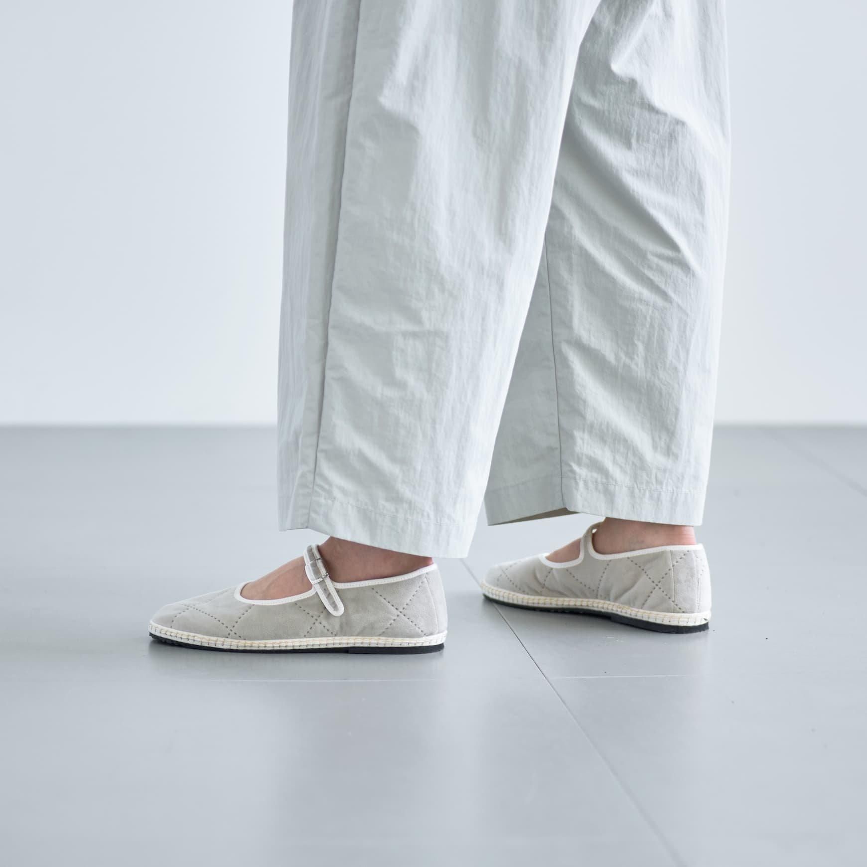 「CLASKA(クラスカ)」発のアパレルブランド「ata(アタ)」の pants 1. / ライトグレー