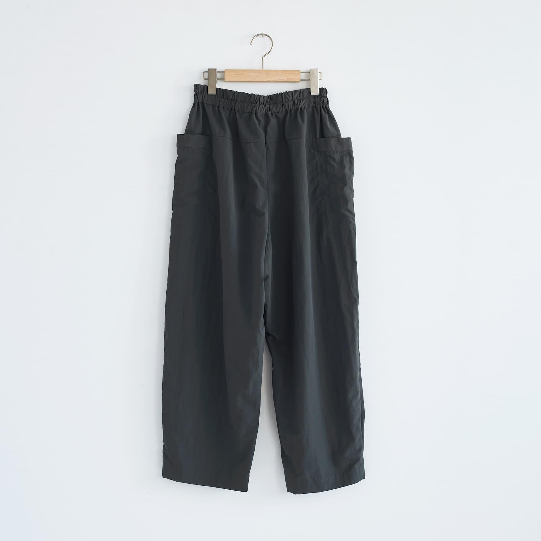 「CLASKA(クラスカ)」発のアパレルブランド「ata(アタ)」のpants 1. / チャコール