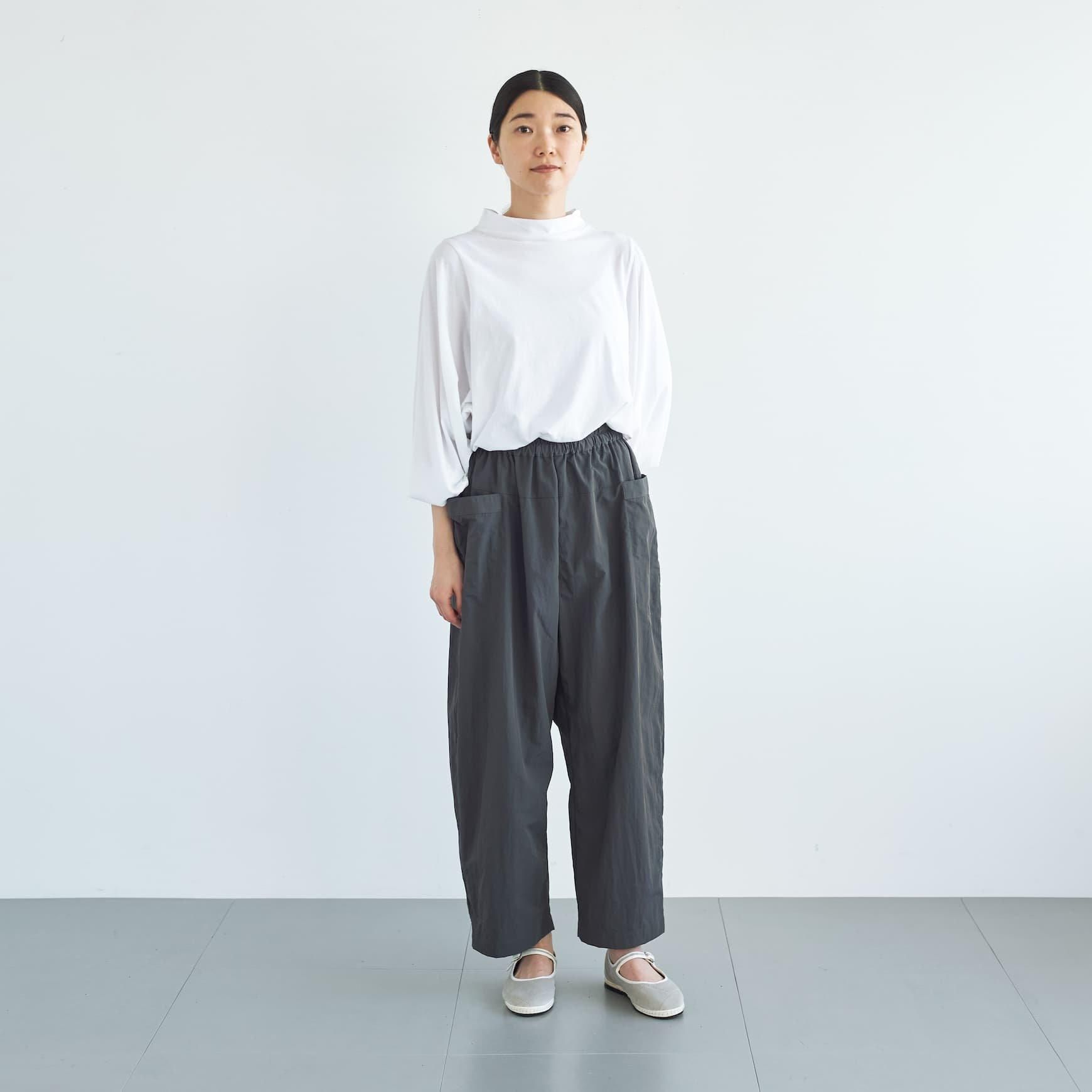 「CLASKA(クラスカ)」発のアパレルブランド「ata(アタ)」のpants 1. / チャコール